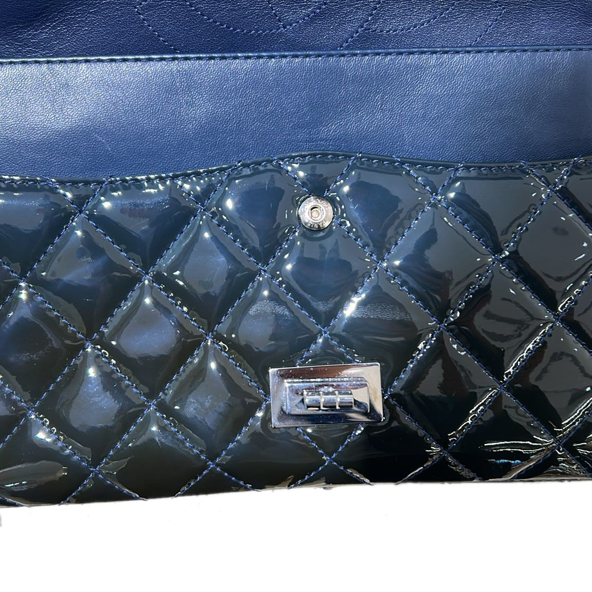 CHANEL 漆皮皮革2.55 Jumbo銀扣鏈帶肩背袋