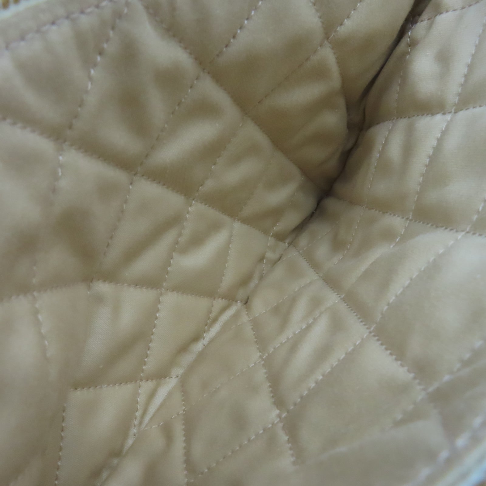 CHANEL 菱格牛皮皮革Chanel 22Shoulder Bag金扣鏈帶肩背袋米白色