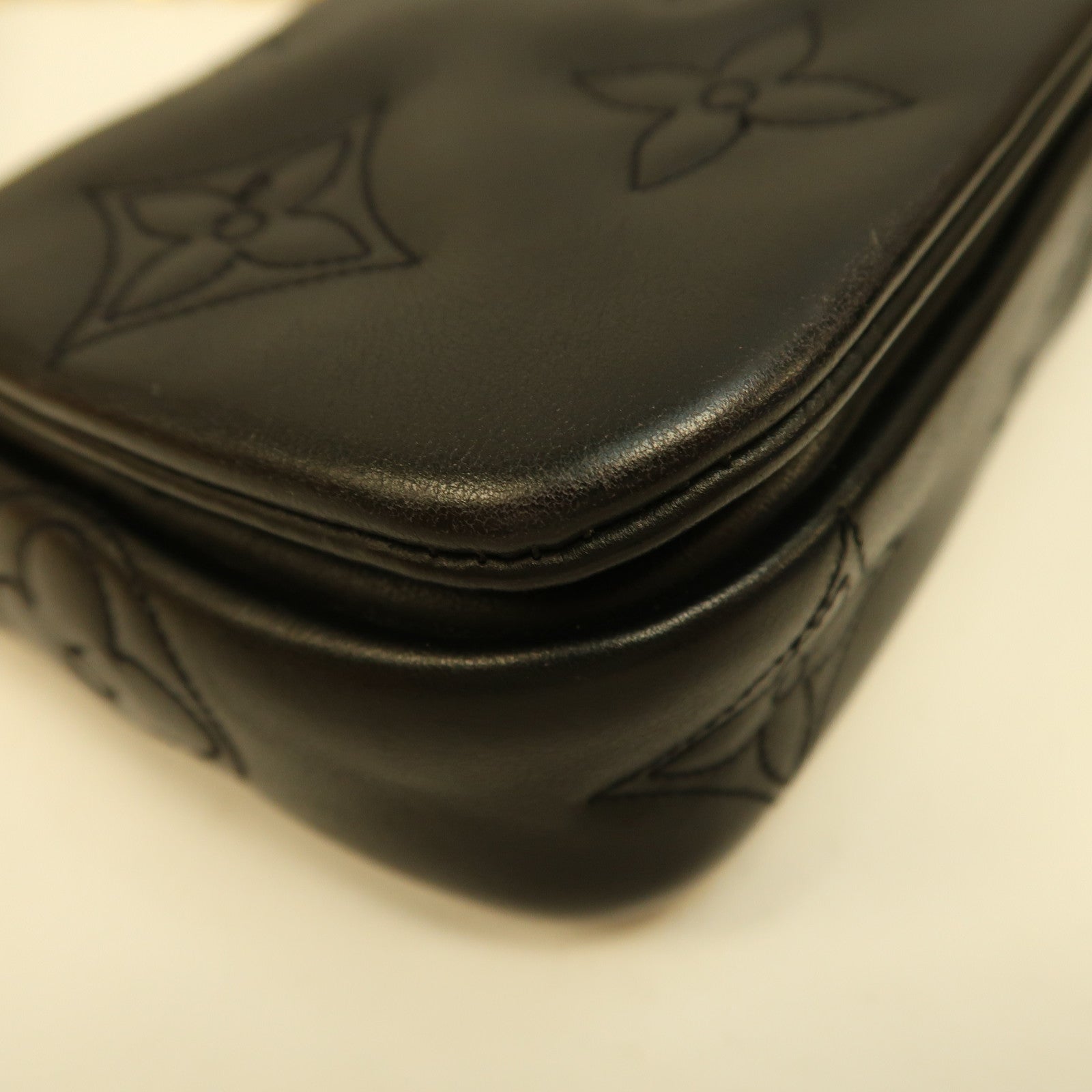 LOUIS VUITTON 【激減優惠】牛皮皮革Bubblegram Wallet On Strap金扣手挽肩背兩用袋黑色