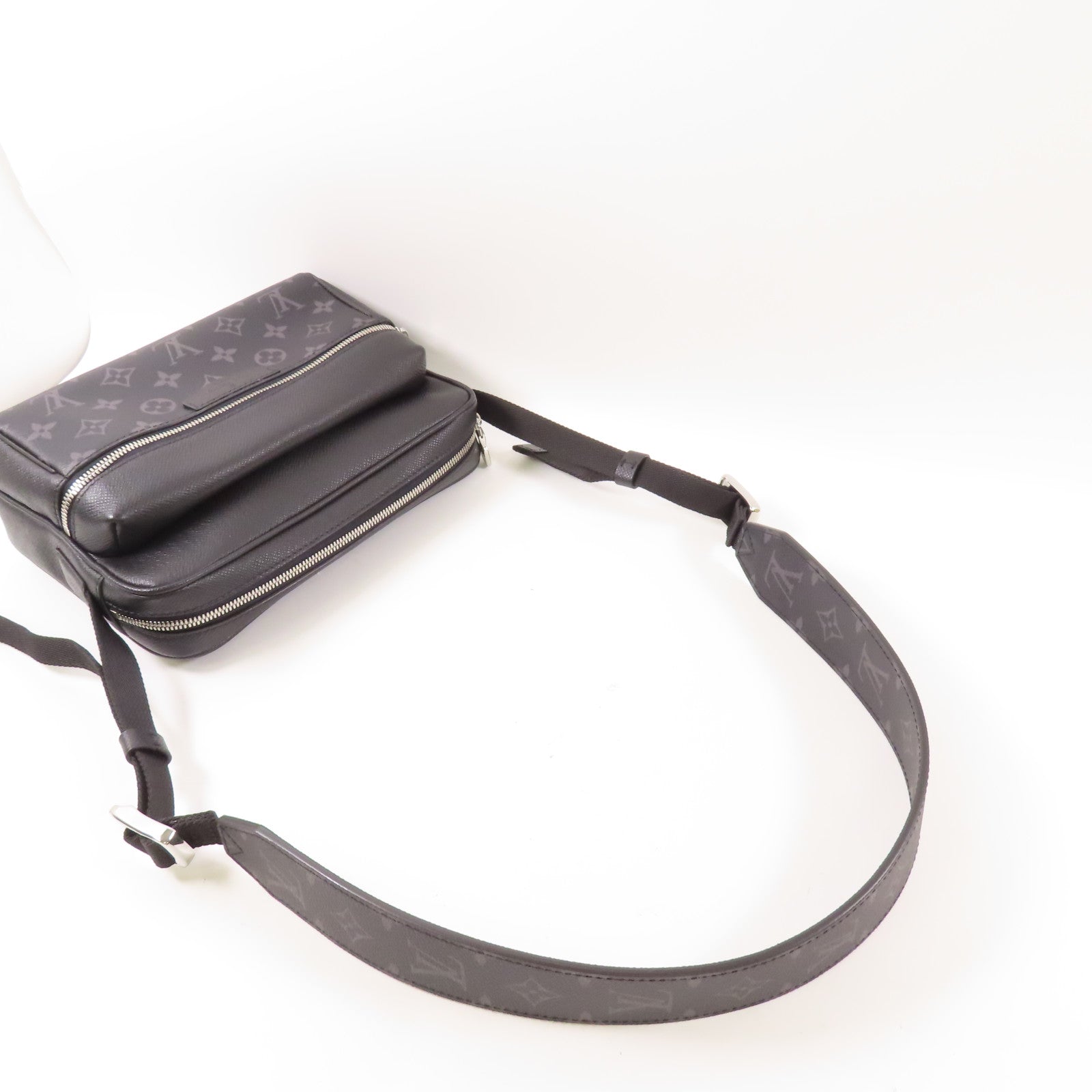 LOUIS VUITTON Monogram Eclipse/Taiga Outdoor Messenger銀扣肩背袋