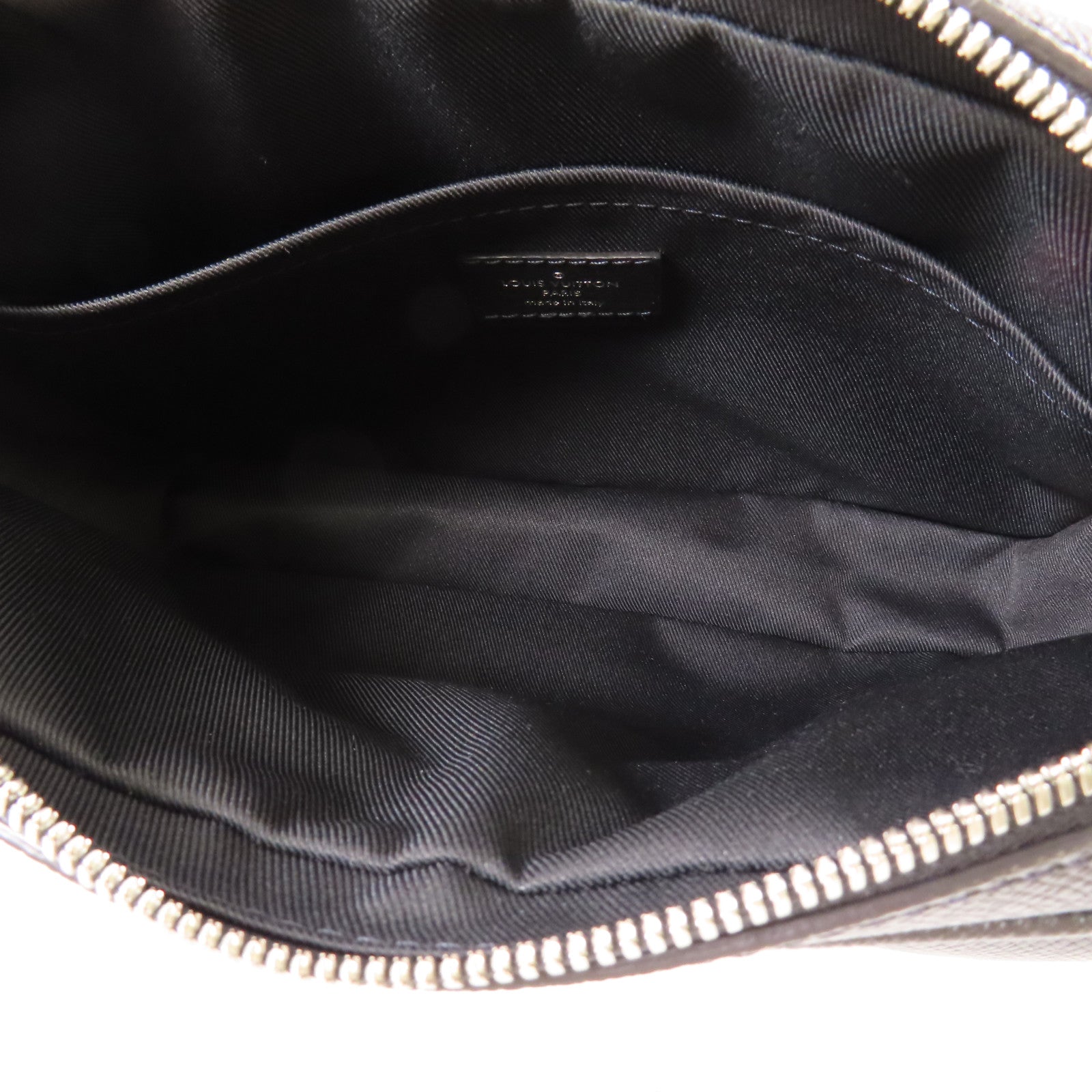 LOUIS VUITTON Monogram Eclipse/Taiga Outdoor Messenger銀扣肩背袋