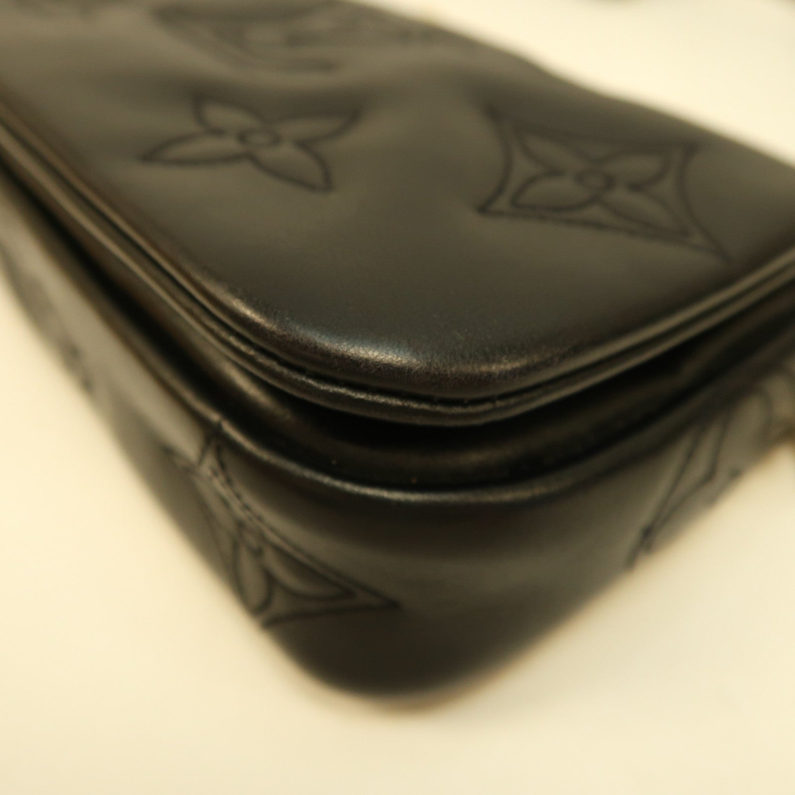 LOUIS VUITTON 【激減優惠】牛皮皮革Bubblegram Wallet On Strap金扣手挽肩背兩用袋黑色