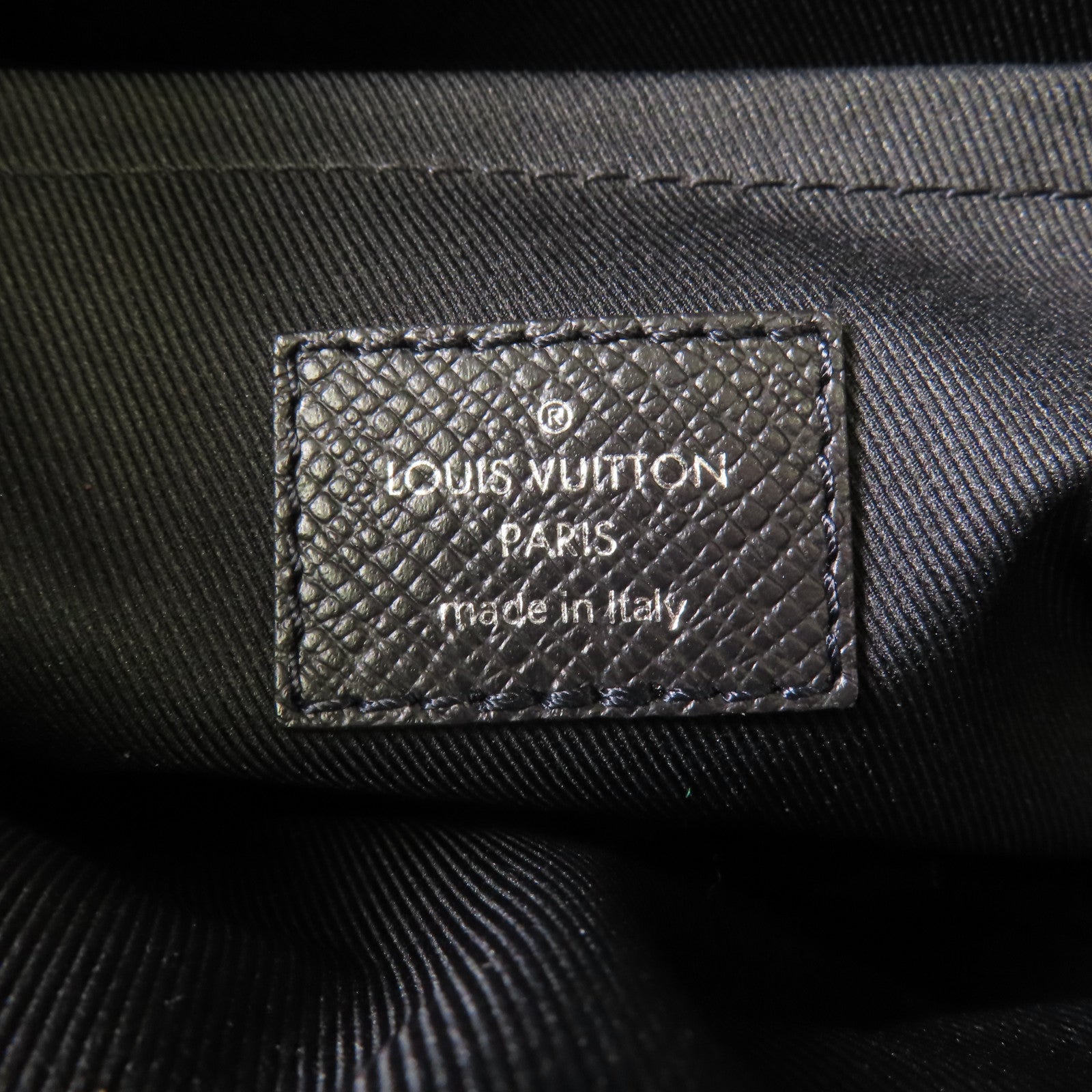 LOUIS VUITTON Monogram Eclipse/Taiga Outdoor Messenger銀扣肩背袋