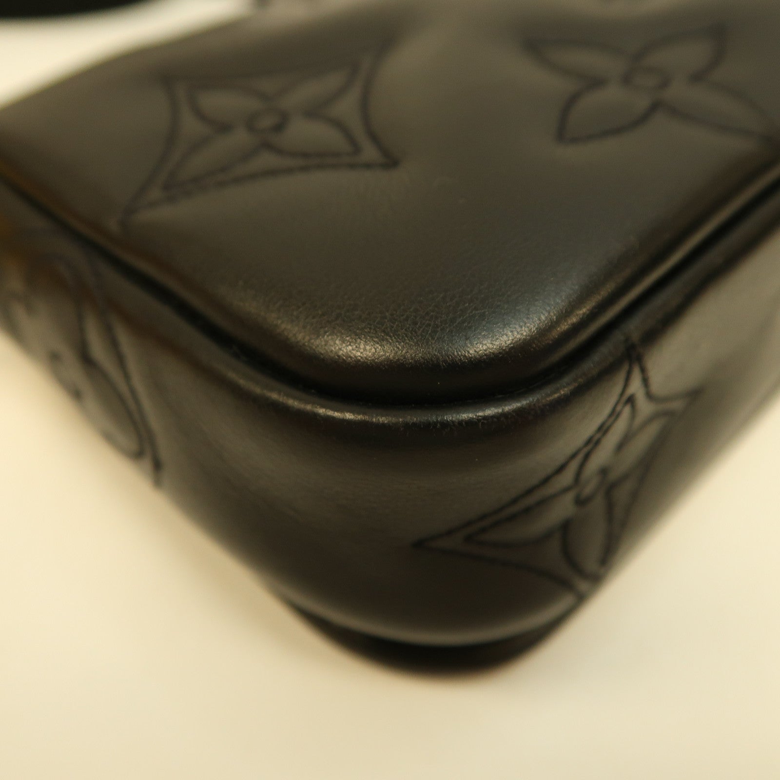 LOUIS VUITTON 【激減優惠】牛皮皮革Bubblegram Wallet On Strap金扣手挽肩背兩用袋黑色