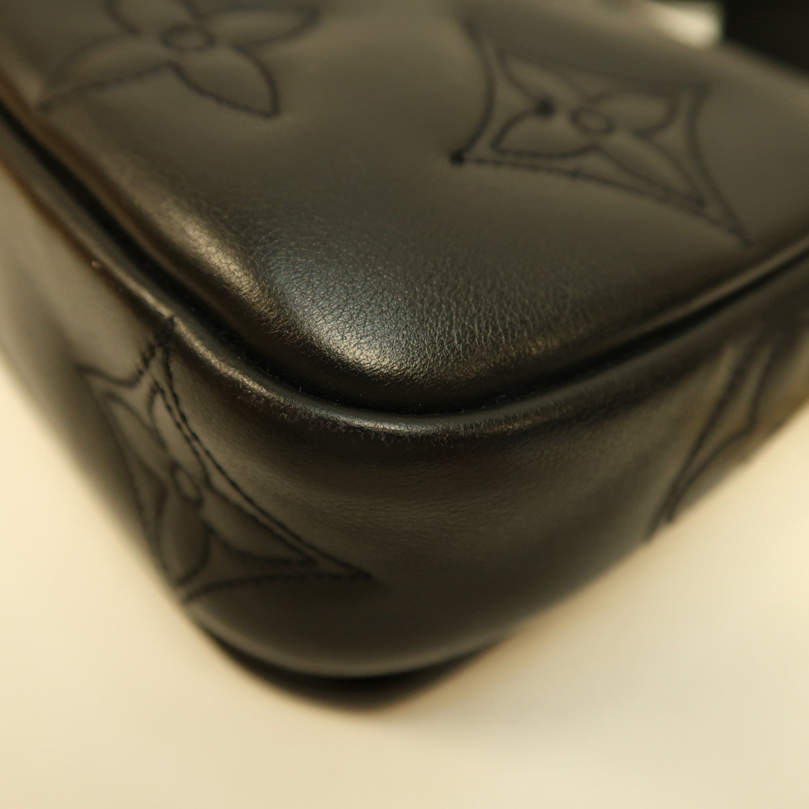 LOUIS VUITTON 【激減優惠】牛皮皮革Bubblegram Wallet On Strap金扣手挽肩背兩用袋黑色