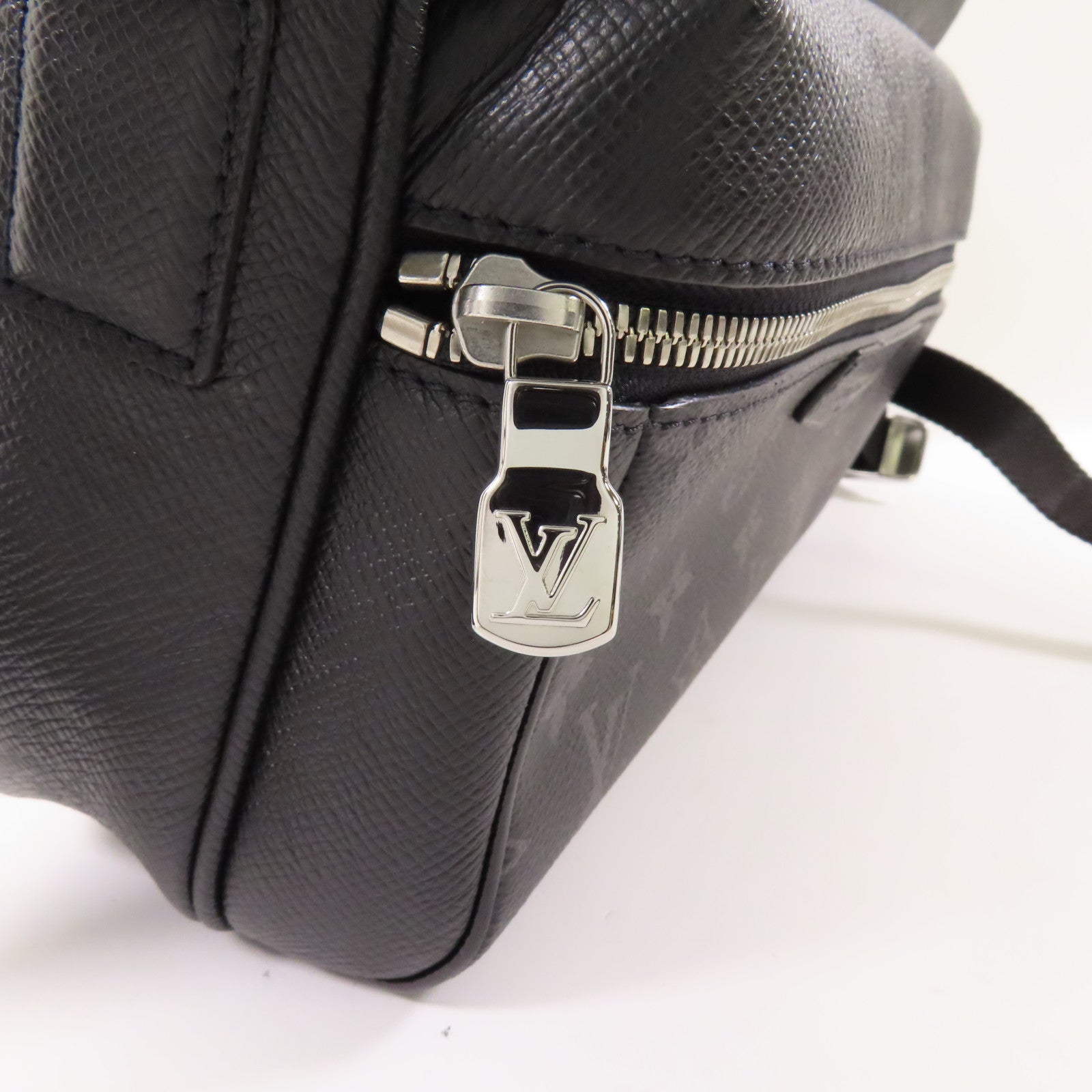 LOUIS VUITTON Monogram Eclipse/Taiga Outdoor Messenger銀扣肩背袋