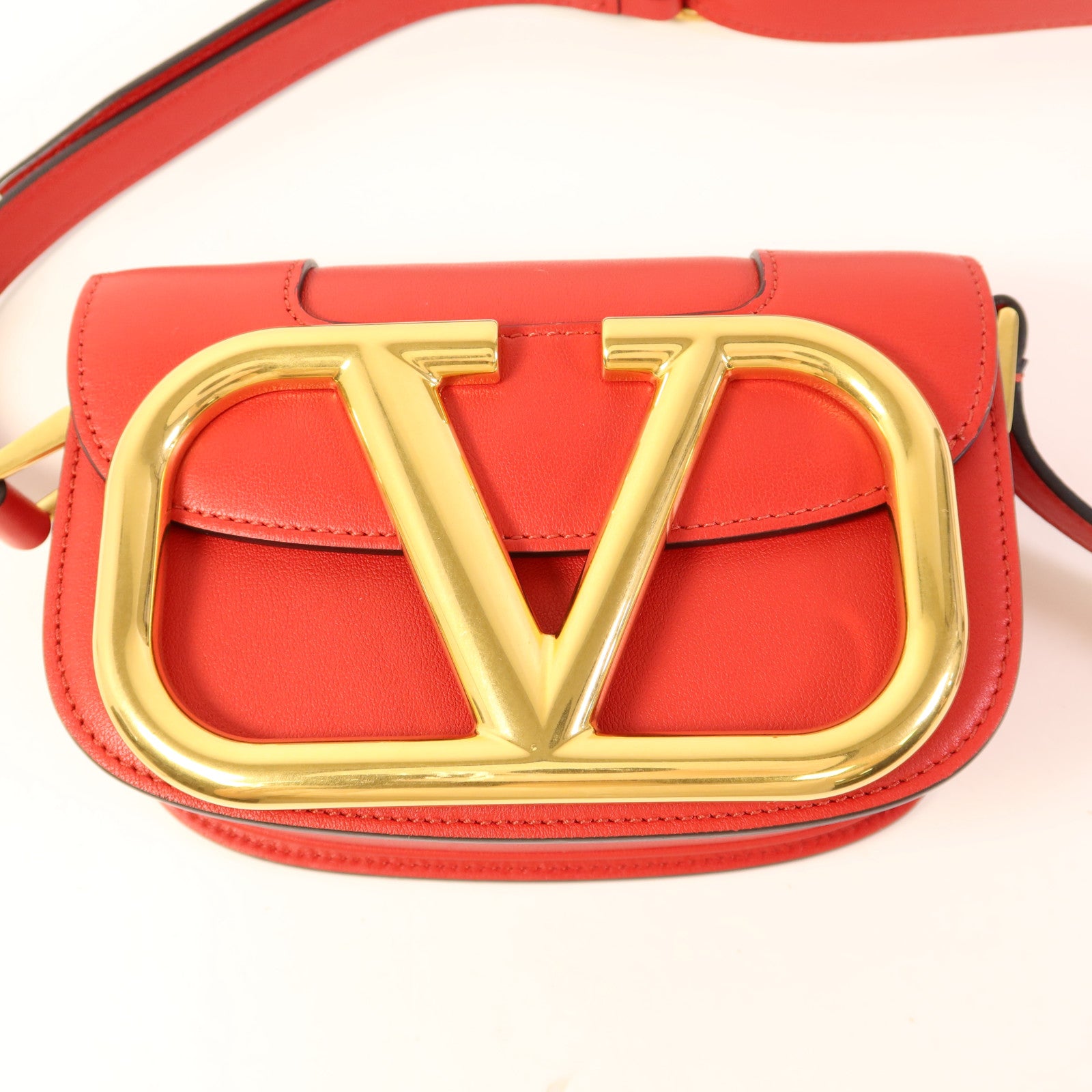 Valentino 皮革Supervee Shoulder Bag金扣肩背袋