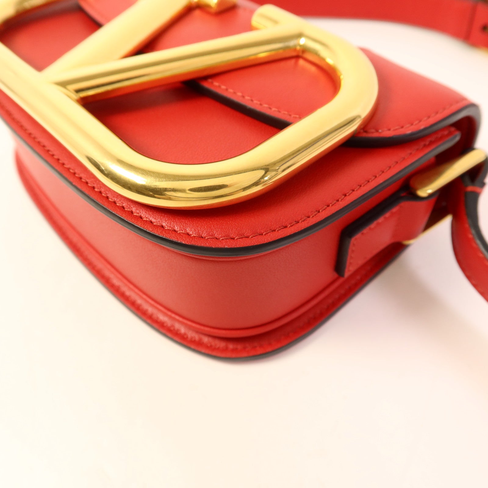 Valentino 皮革Supervee Shoulder Bag金扣肩背袋