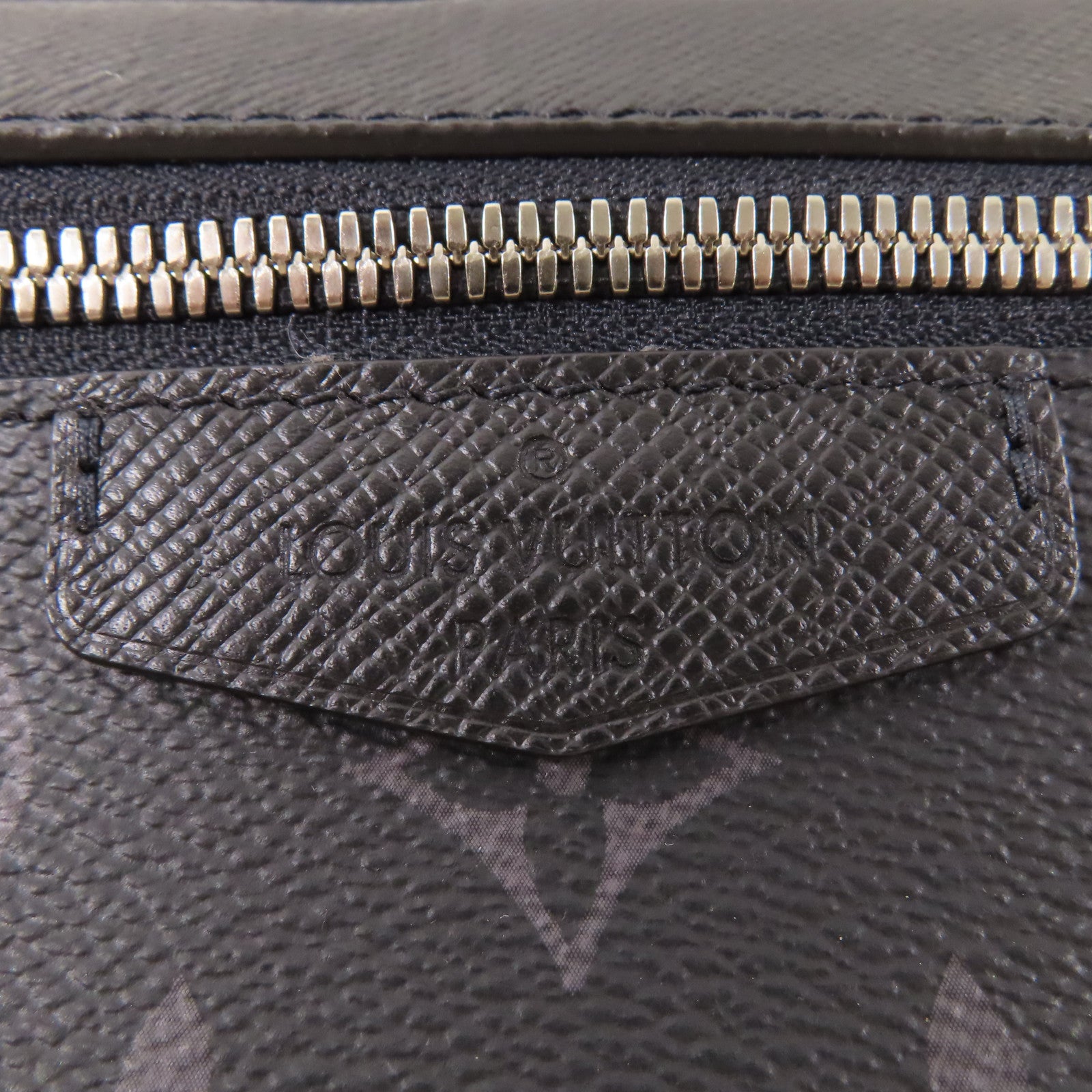 LOUIS VUITTON Monogram Eclipse/Taiga Outdoor Messenger銀扣肩背袋
