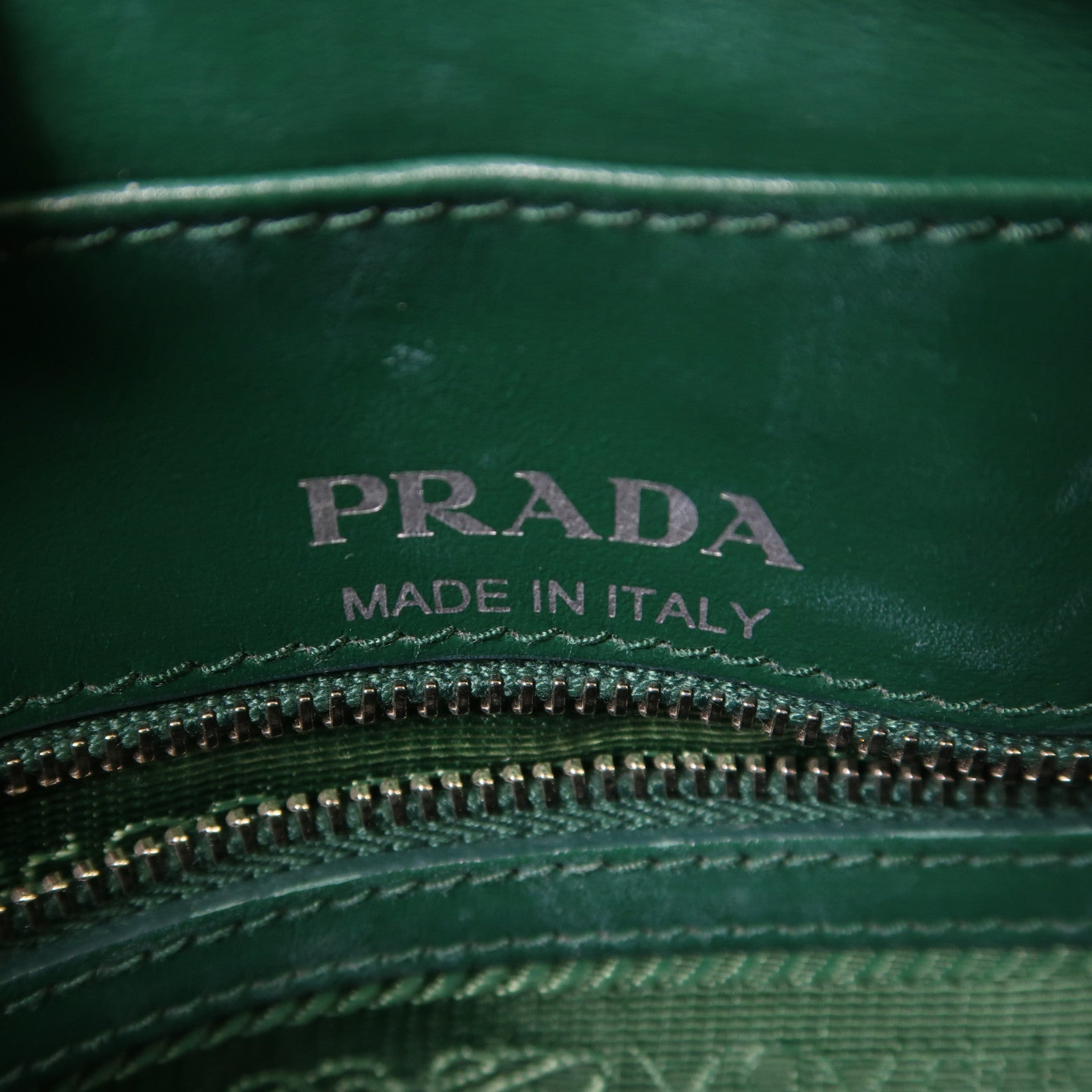 PRADA 牛皮皮革Shoulder Bag銀扣肩背袋