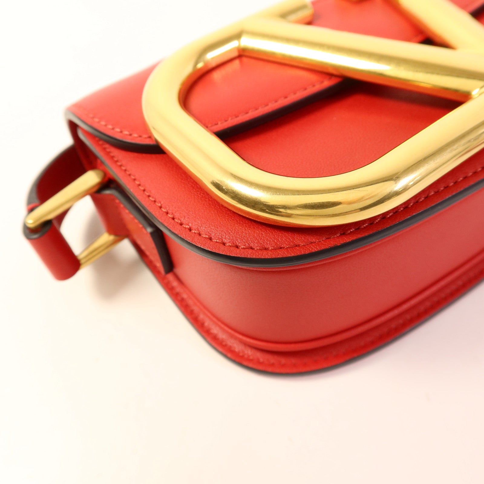 Valentino 皮革Supervee Shoulder Bag金扣肩背袋