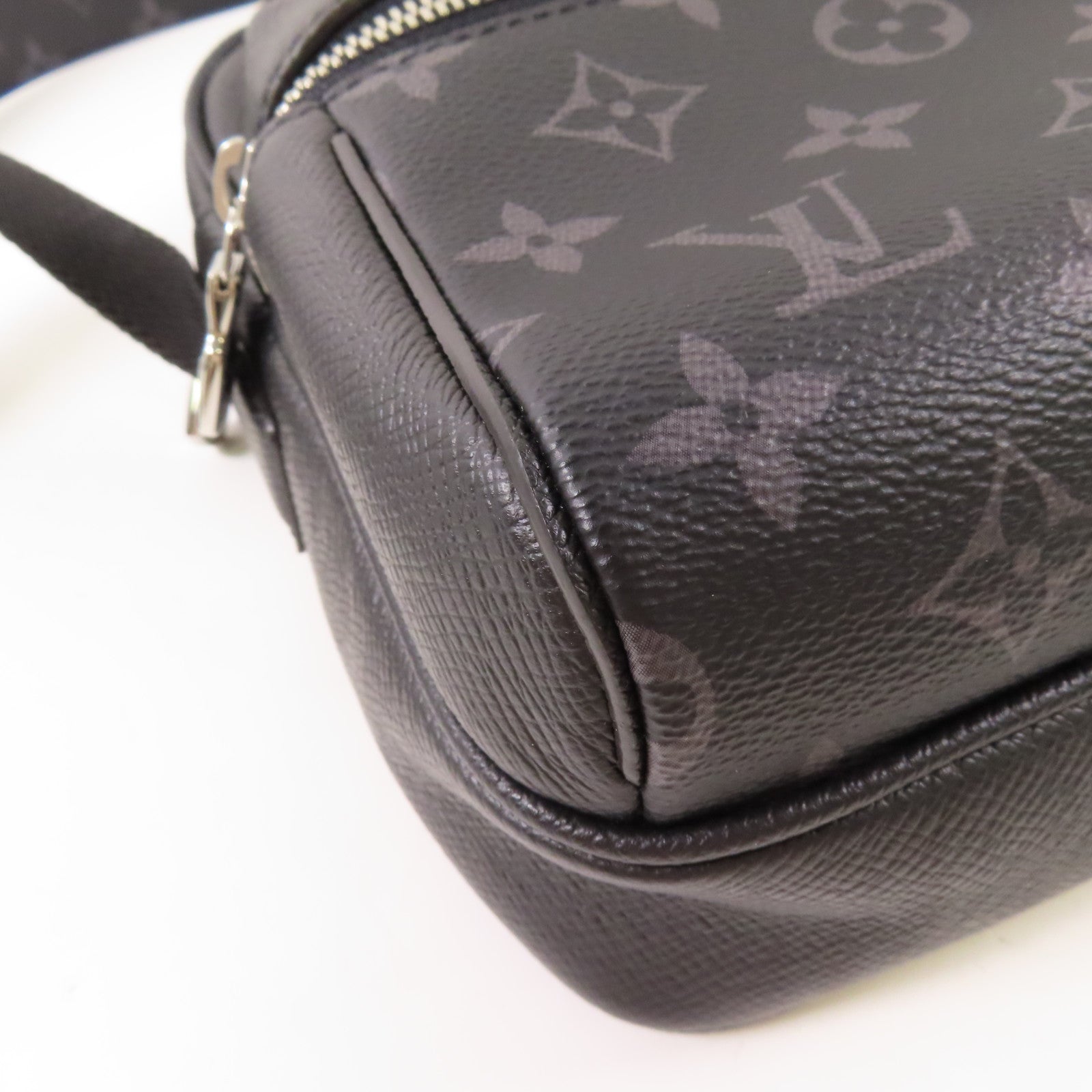 LOUIS VUITTON Monogram Eclipse/Taiga Outdoor Messenger銀扣肩背袋