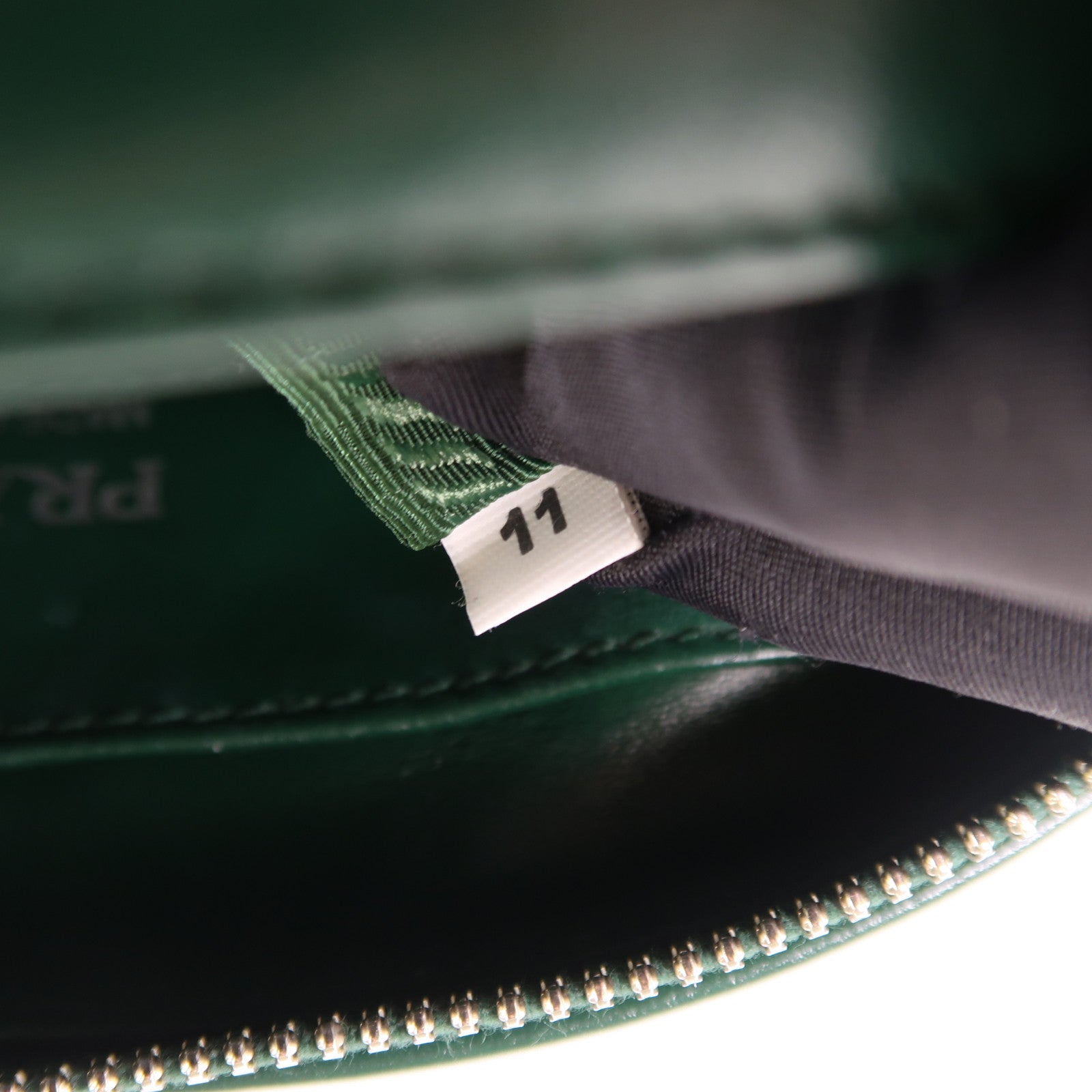 PRADA 牛皮皮革Shoulder Bag銀扣肩背袋