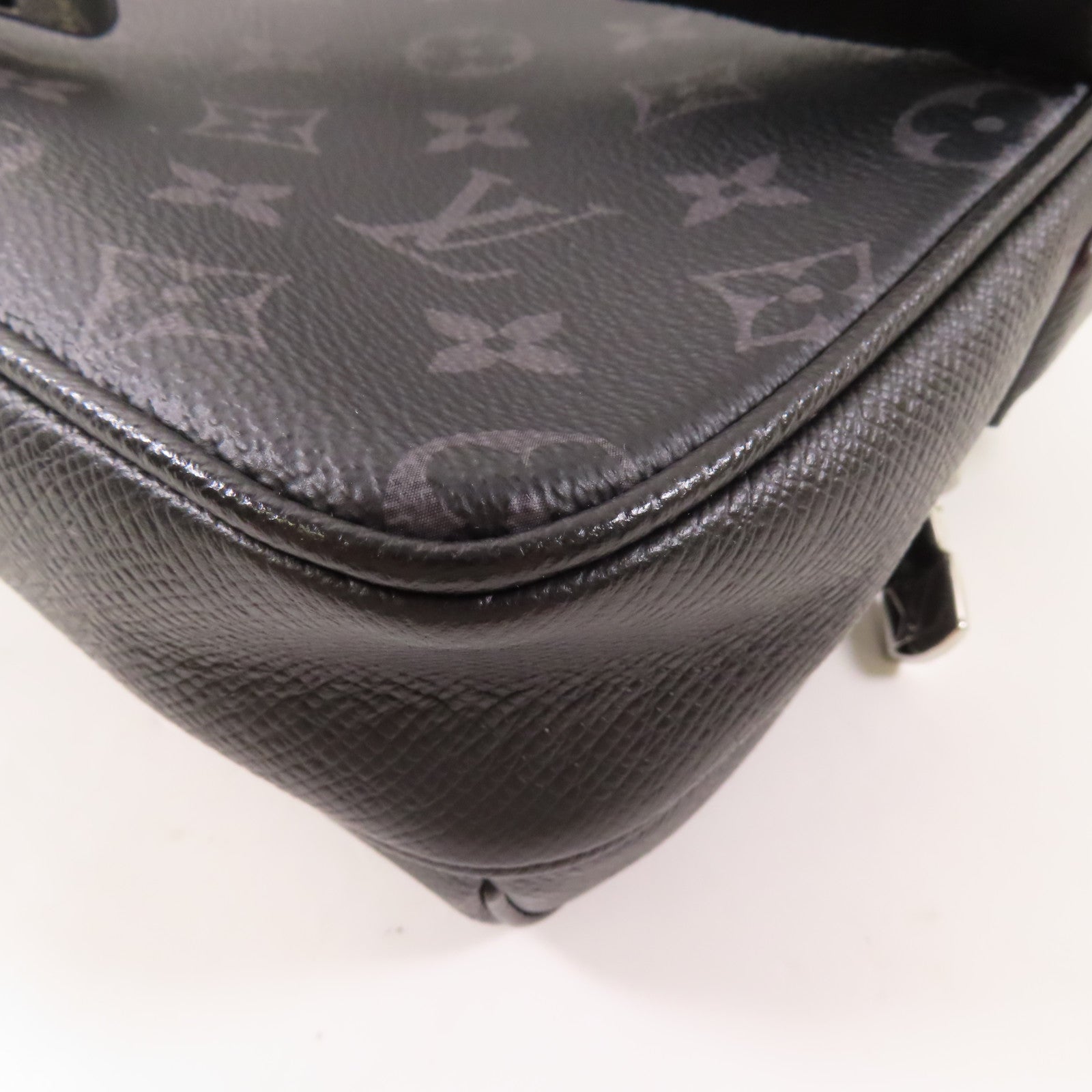 LOUIS VUITTON Monogram Eclipse/Taiga Outdoor Messenger銀扣肩背袋
