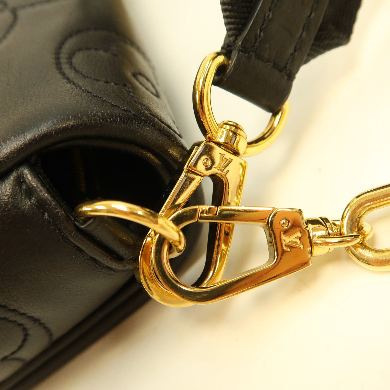 LOUIS VUITTON 【激減優惠】牛皮皮革Bubblegram Wallet On Strap金扣手挽肩背兩用袋黑色