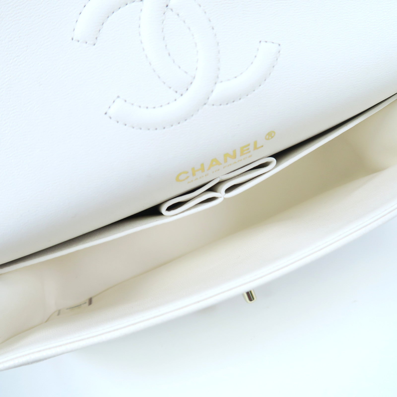 CHANEL 菱格Caviar皮革Classic Flap 23金扣鏈帶肩背袋白色