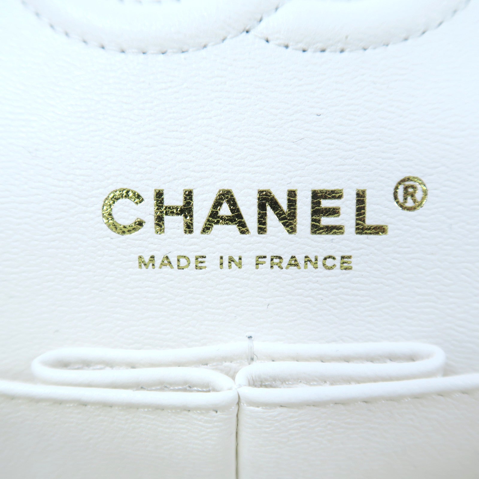 CHANEL 菱格Caviar皮革Classic Flap 23金扣鏈帶肩背袋白色