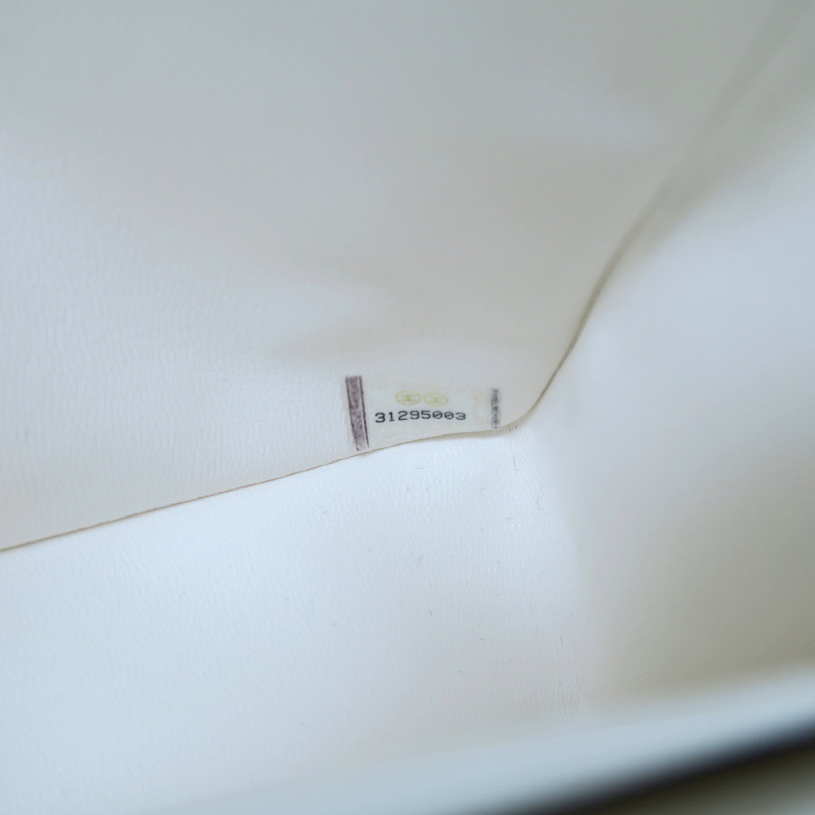 CHANEL 菱格Caviar皮革Classic Flap 23金扣鏈帶肩背袋白色