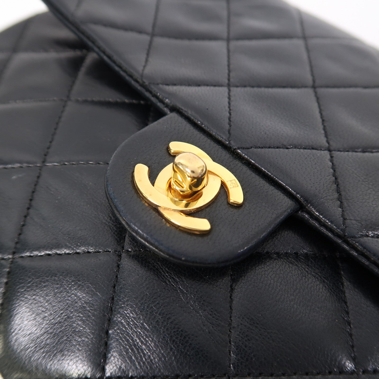 CHANEL 菱格羊皮皮革Classic金扣鏈帶肩背袋黑色