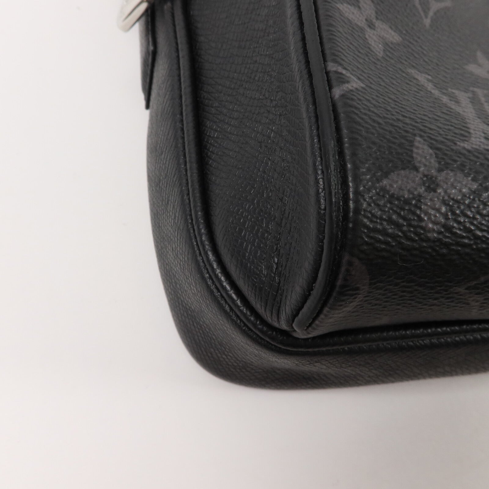 LOUIS VUITTON Monogram Eclipse Taiga Outdoor Messenger肩背袋