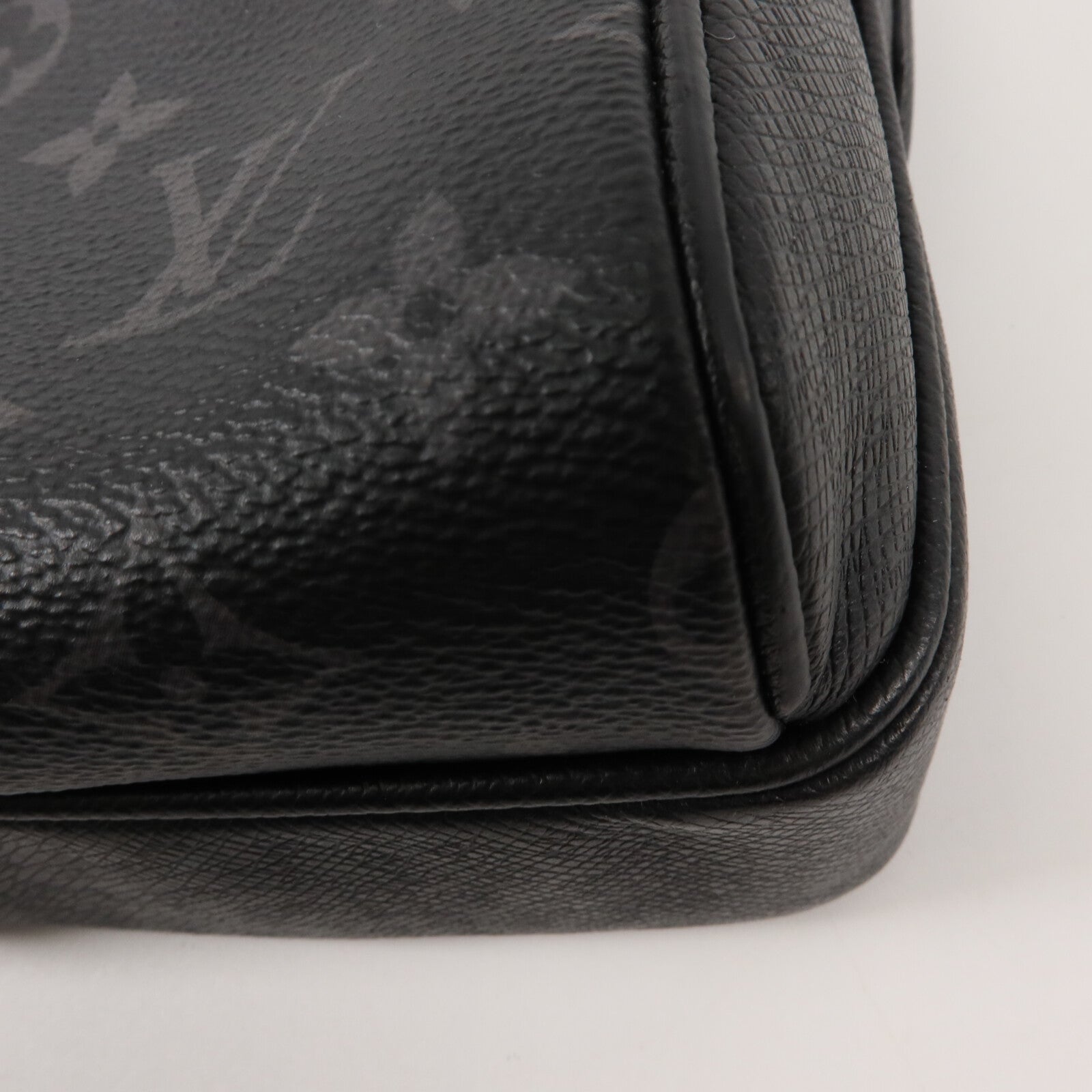 LOUIS VUITTON Monogram Eclipse Taiga Outdoor Messenger肩背袋
