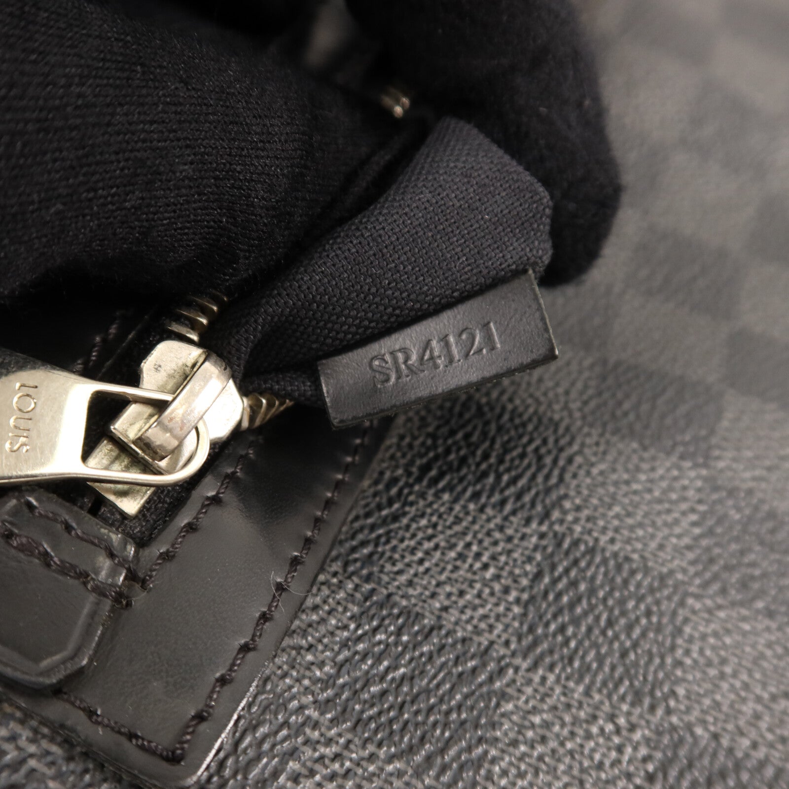 LOUIS VUITTON Damier Graphite Mick MM肩背袋
