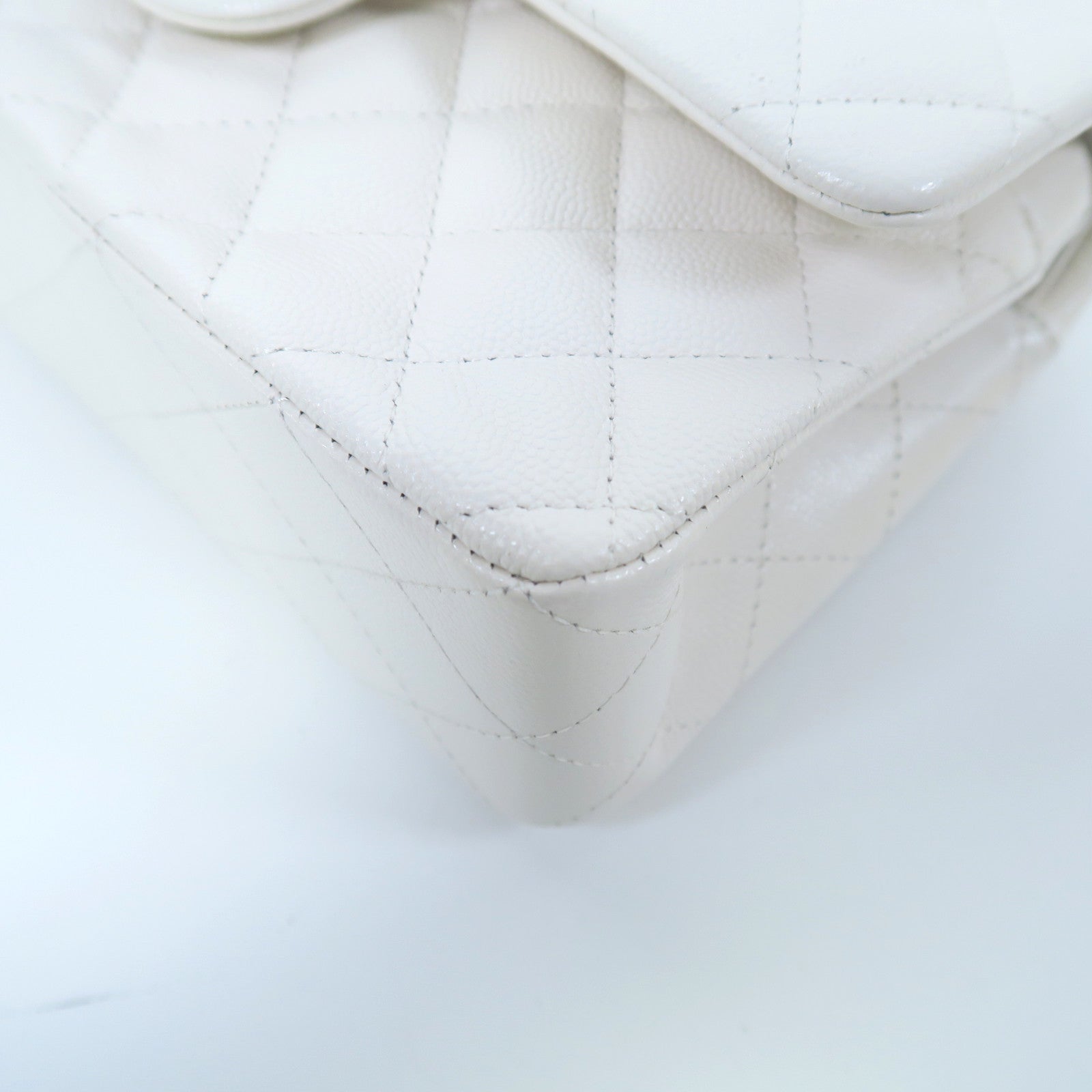 CHANEL 菱格Caviar皮革Classic Flap 23金扣鏈帶肩背袋白色