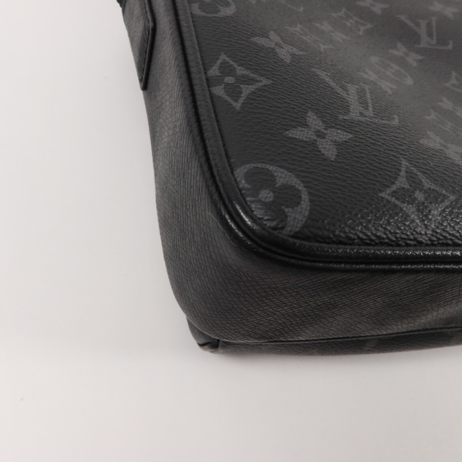 LOUIS VUITTON Monogram Eclipse Taiga Outdoor Messenger肩背袋
