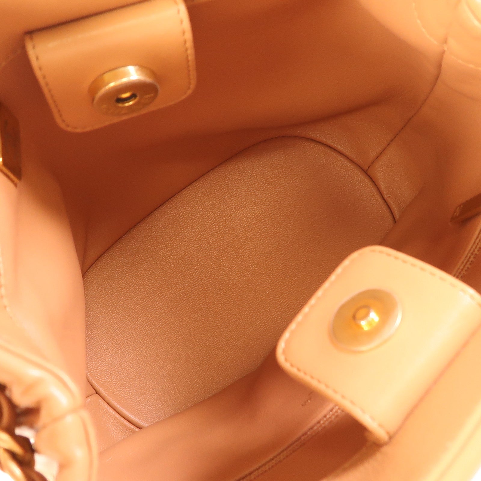 CHANEL 牛皮皮革Bucket Bag金扣鏈帶肩背袋