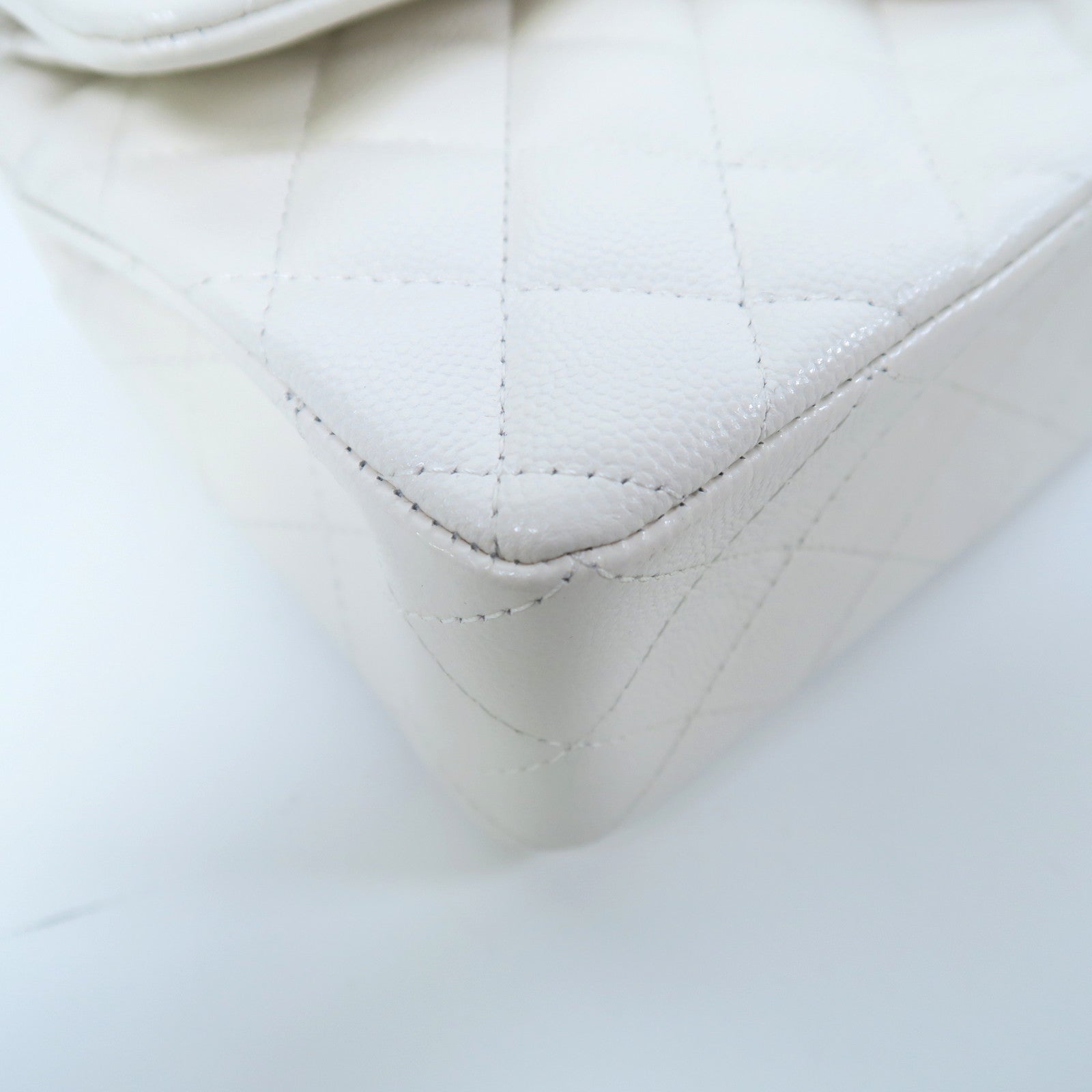 CHANEL 菱格Caviar皮革Classic Flap 23金扣鏈帶肩背袋白色