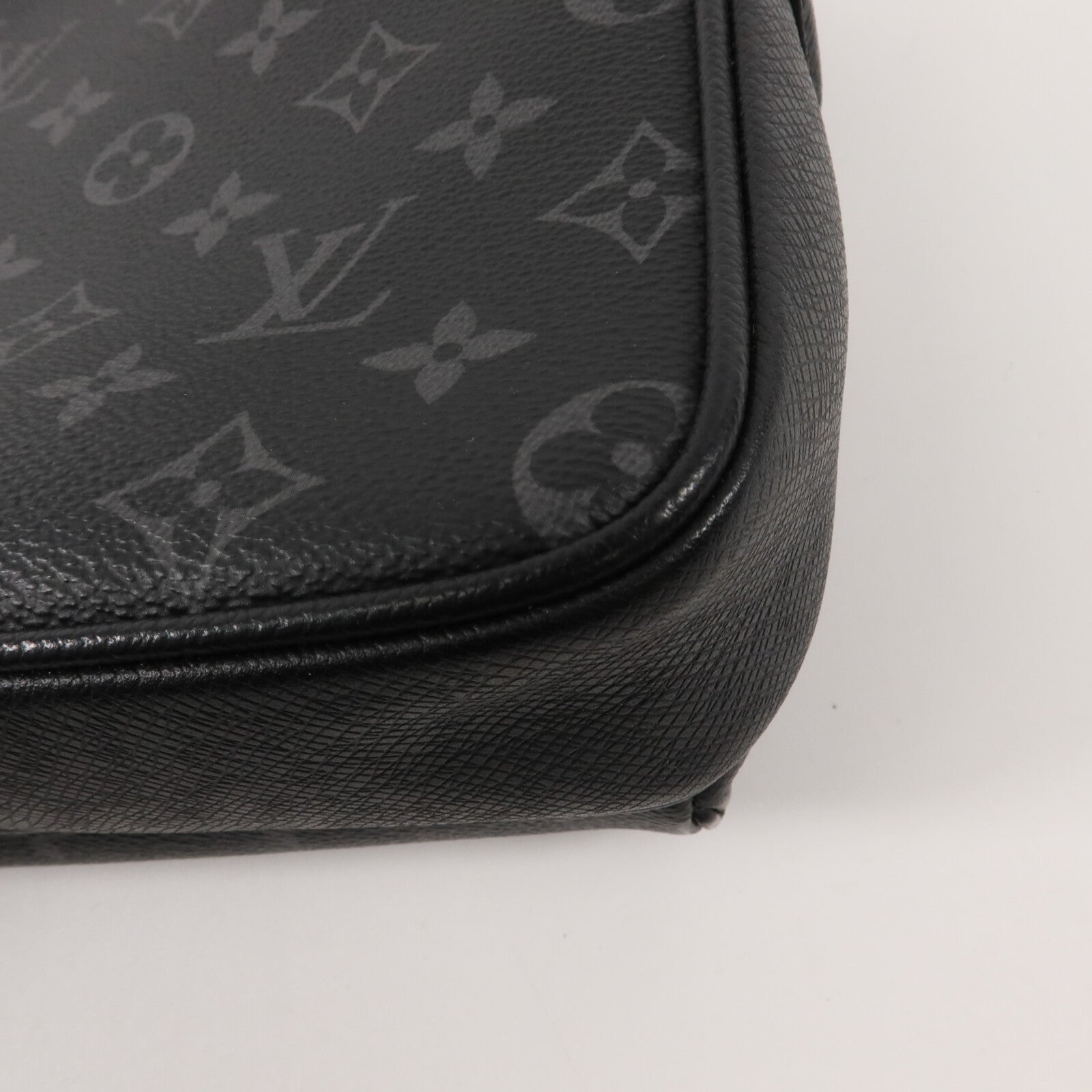 LOUIS VUITTON Monogram Eclipse Taiga Outdoor Messenger肩背袋