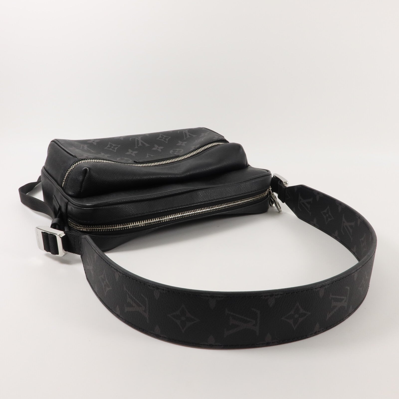 LOUIS VUITTON Monogram Eclipse Taiga Outdoor Messenger肩背袋