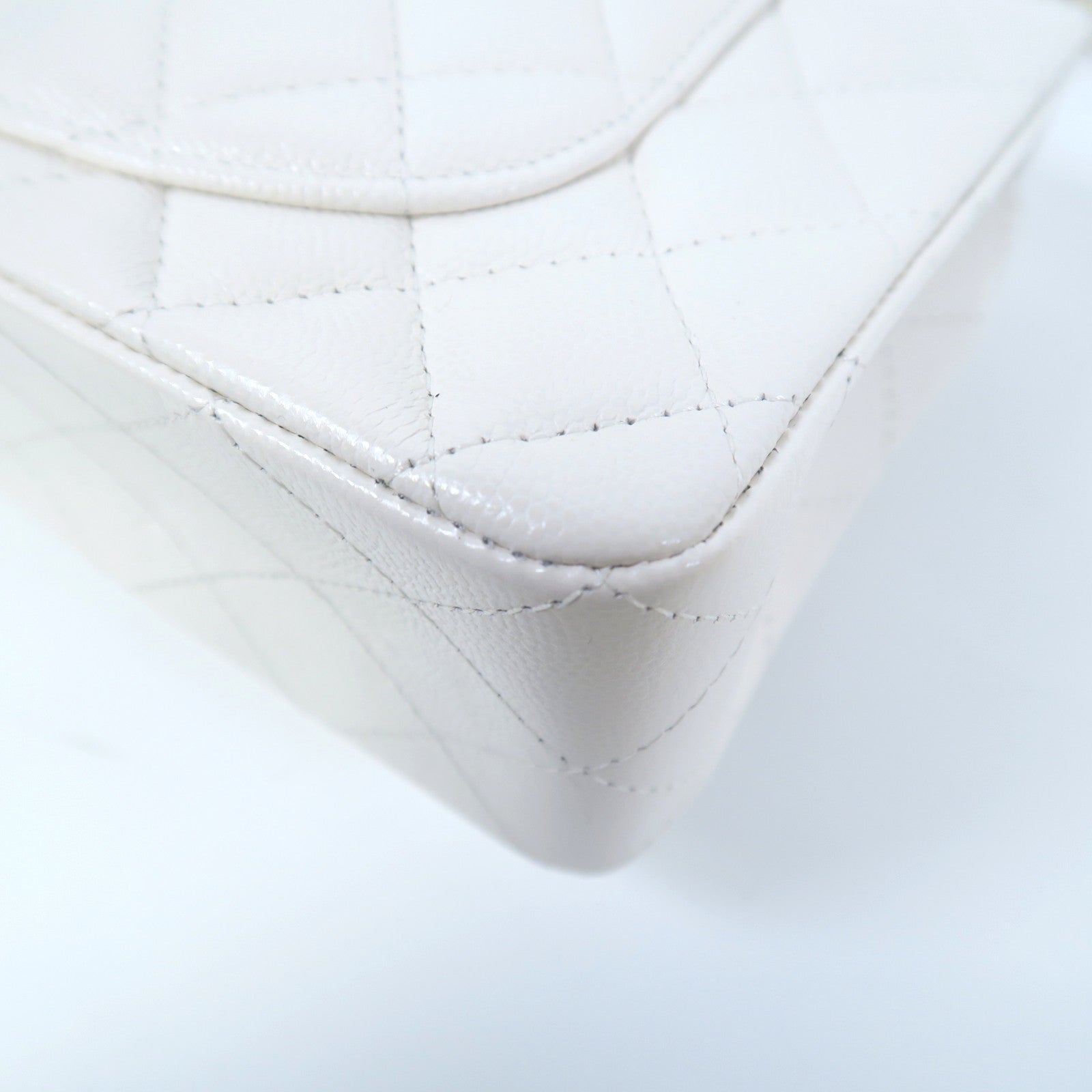 CHANEL 菱格Caviar皮革Classic Flap 23金扣鏈帶肩背袋白色