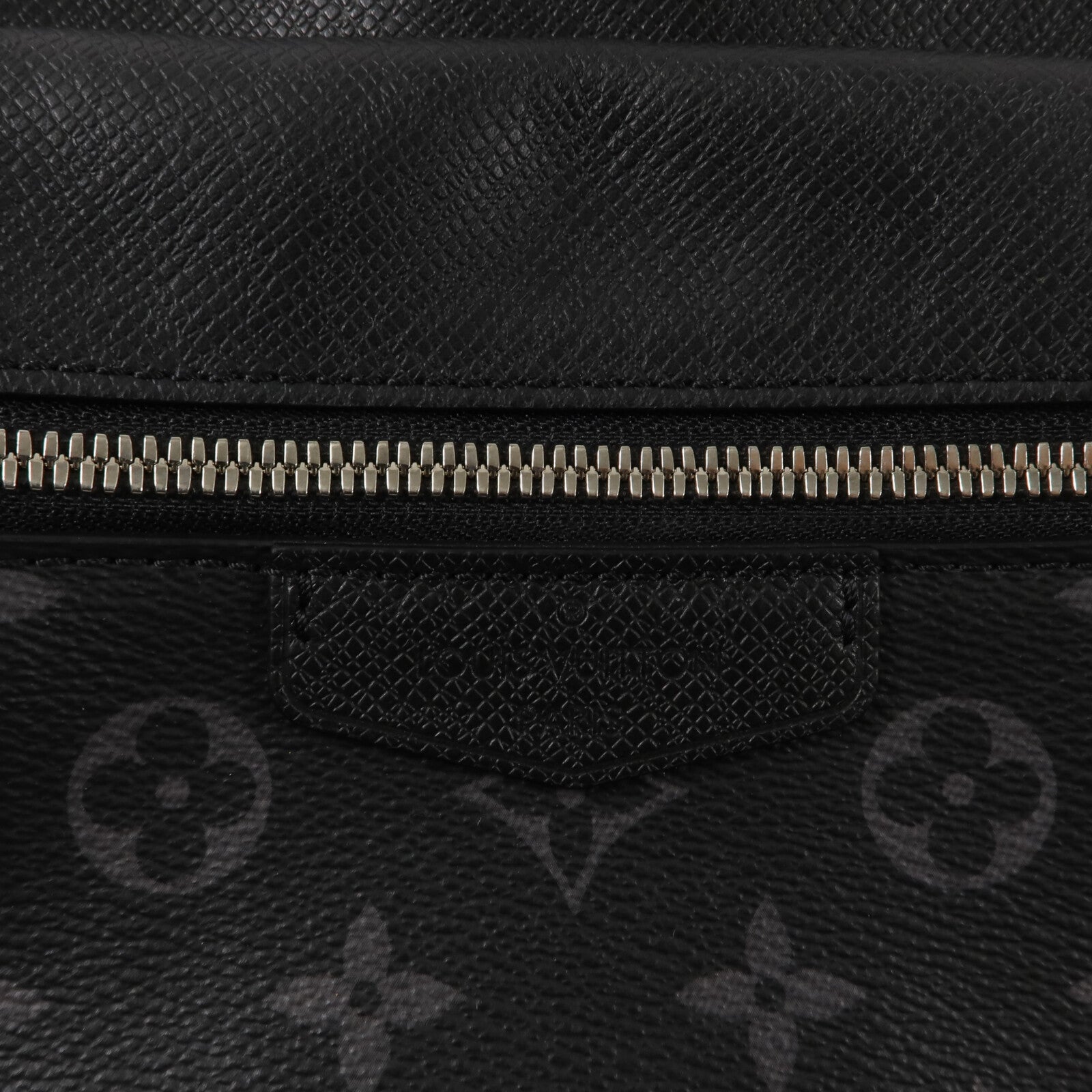 LOUIS VUITTON Monogram Eclipse Taiga Outdoor Messenger肩背袋