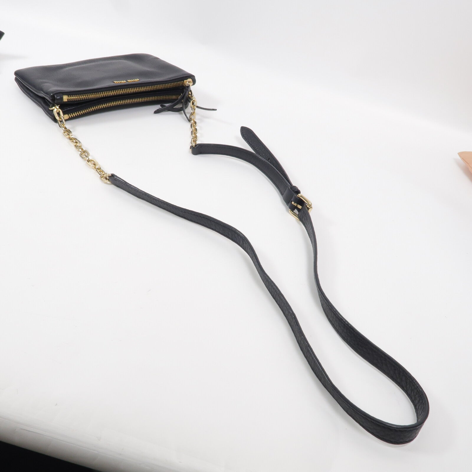 Miu Miu 牛皮皮革Pouch Shoulder鏈帶肩背袋