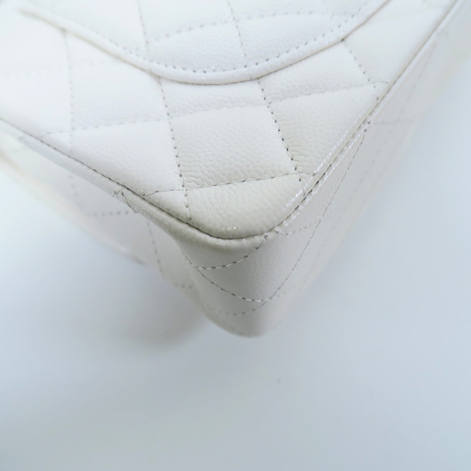 CHANEL 菱格Caviar皮革Classic Flap 23金扣鏈帶肩背袋白色