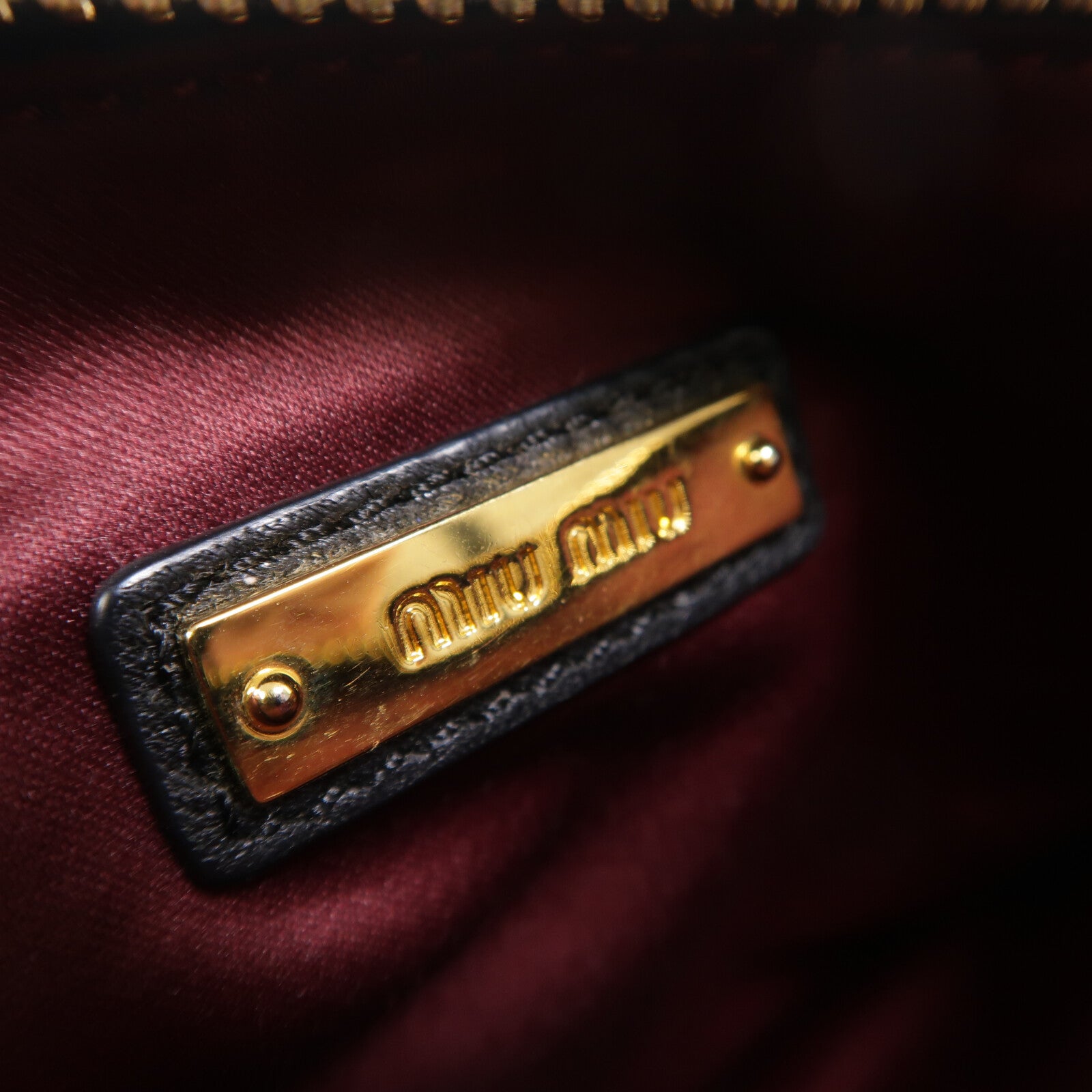 Miu Miu 牛皮皮革Pouch Shoulder鏈帶肩背袋