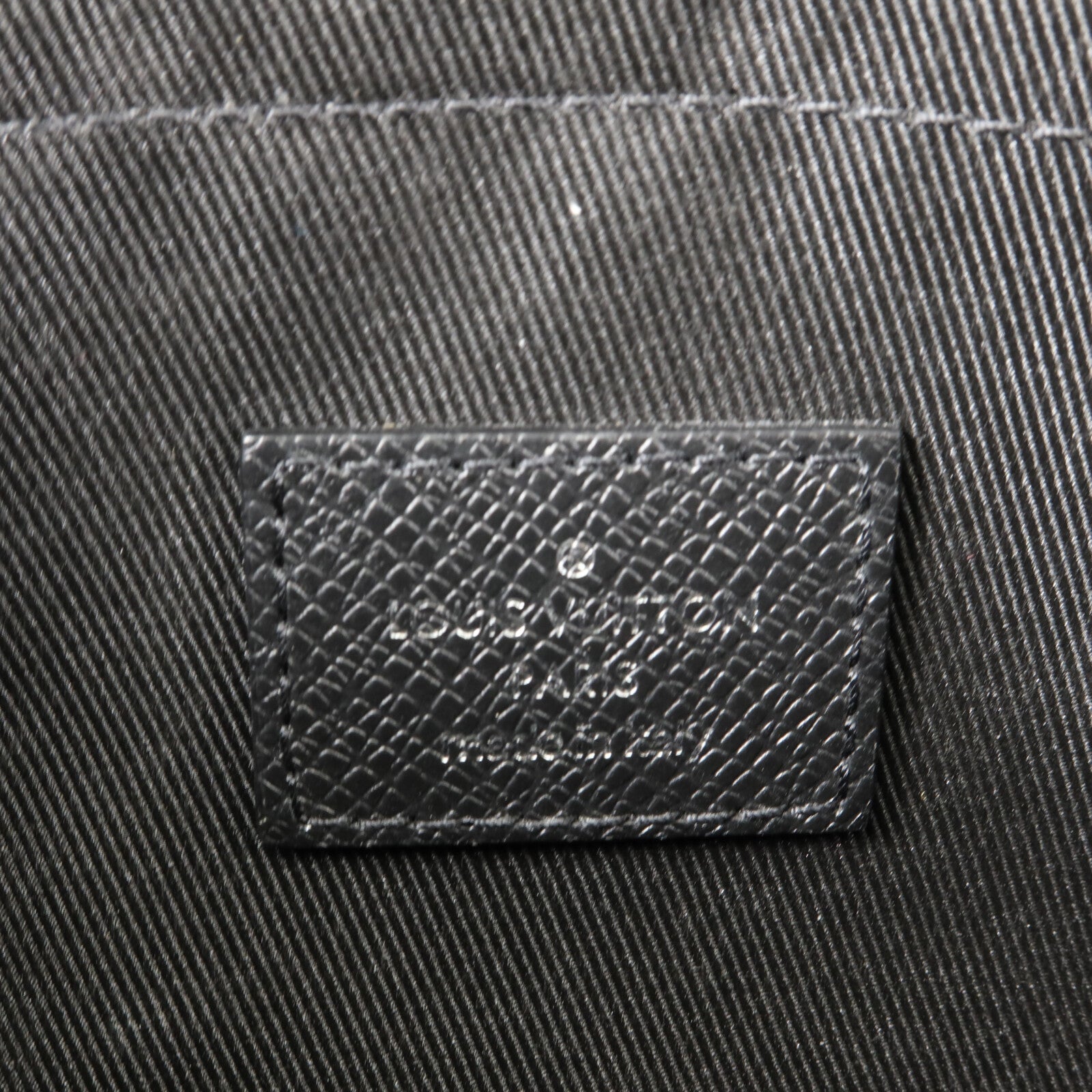 LOUIS VUITTON Monogram Eclipse Taiga Outdoor Messenger肩背袋