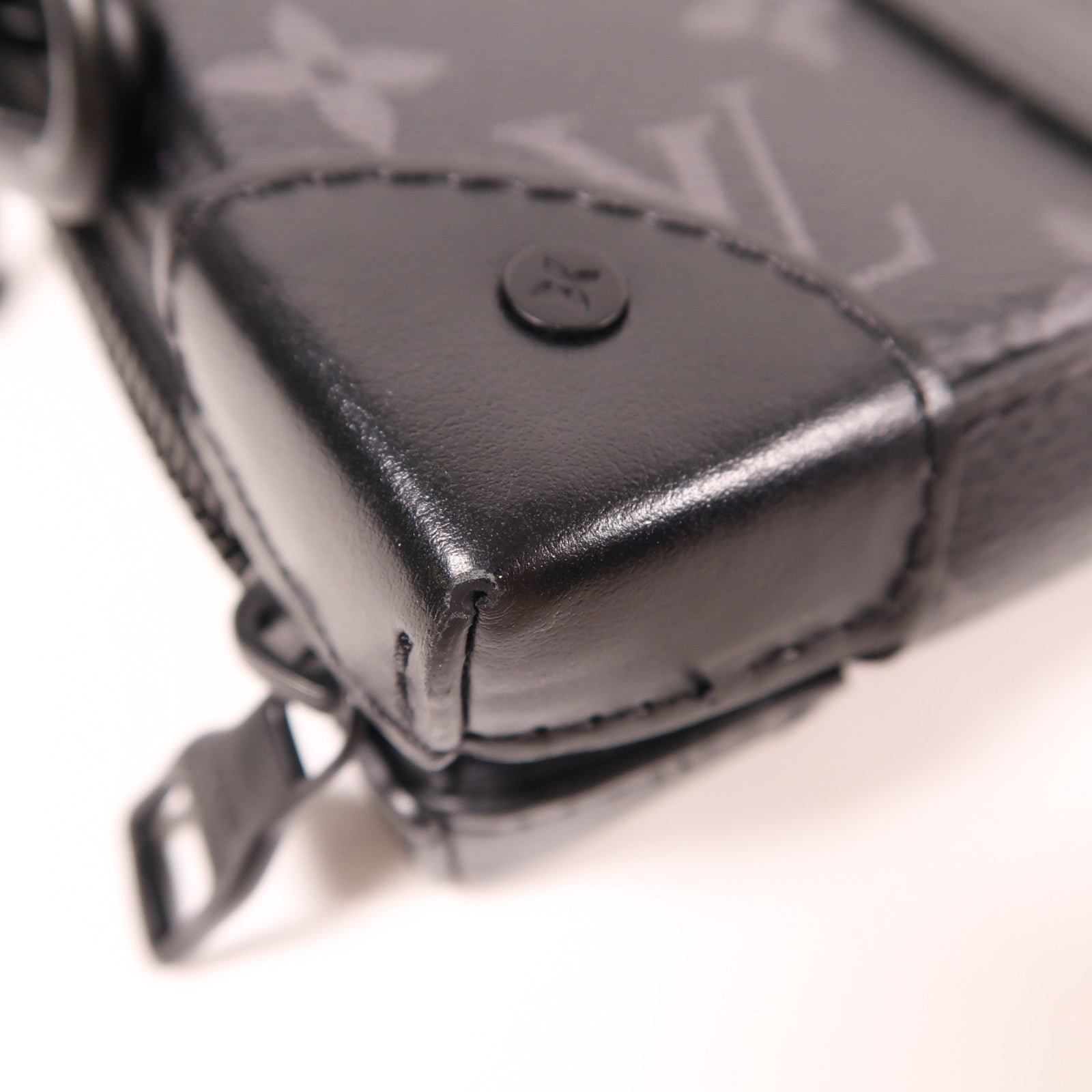 LOUIS VUITTON Monogram Eclipse Soft Trunk Wallet肩背袋黑色