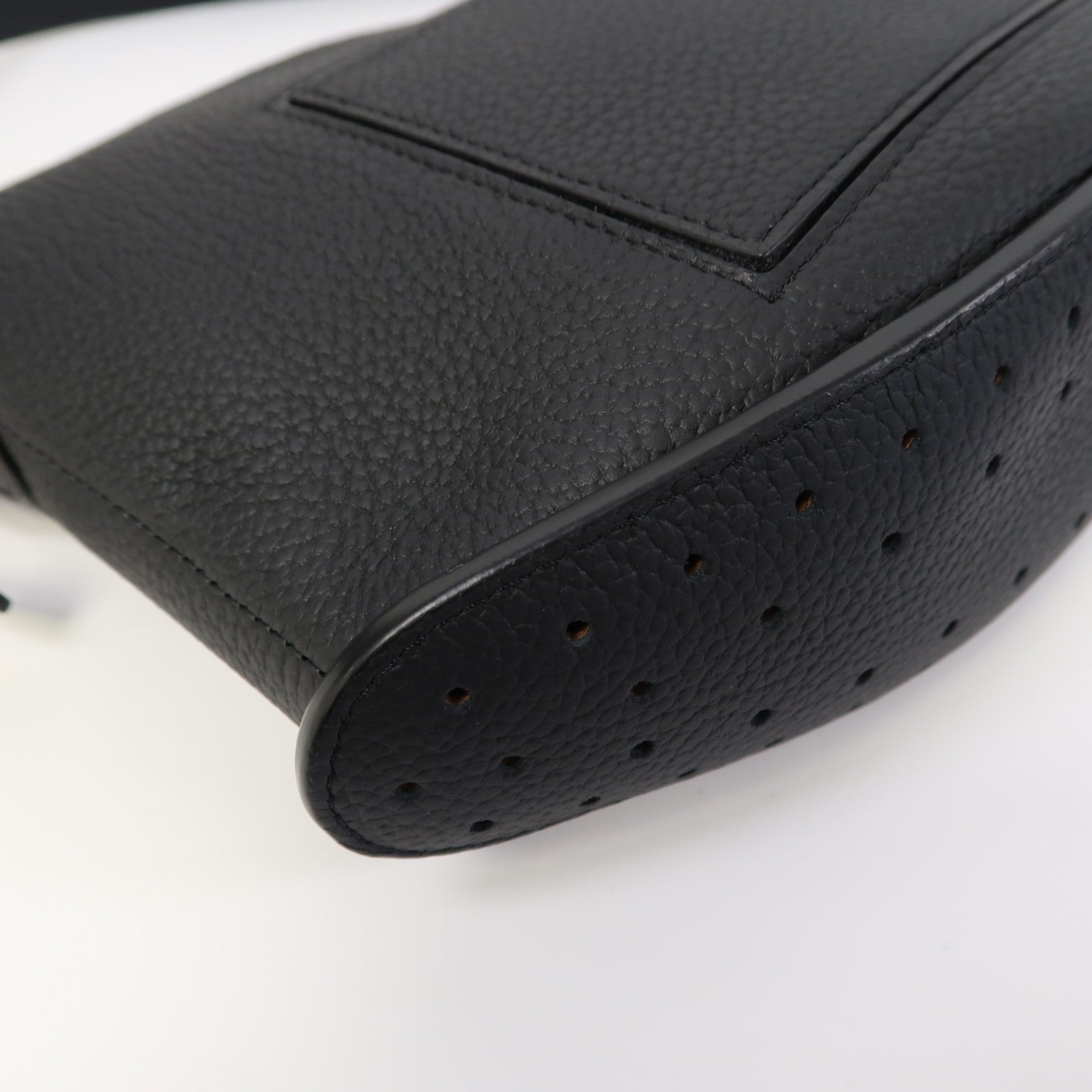 Delvaux Taurillon皮革Pin Swing金扣肩背袋黑色