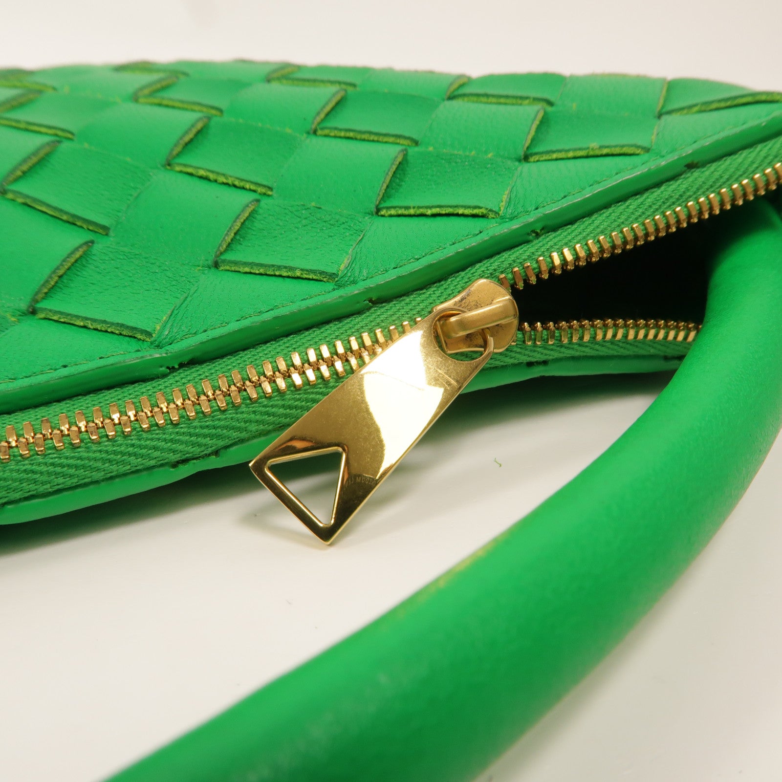 BOTTEGA VENETA 羊皮皮革Intrecciato Medium Turn Pouch肩背袋