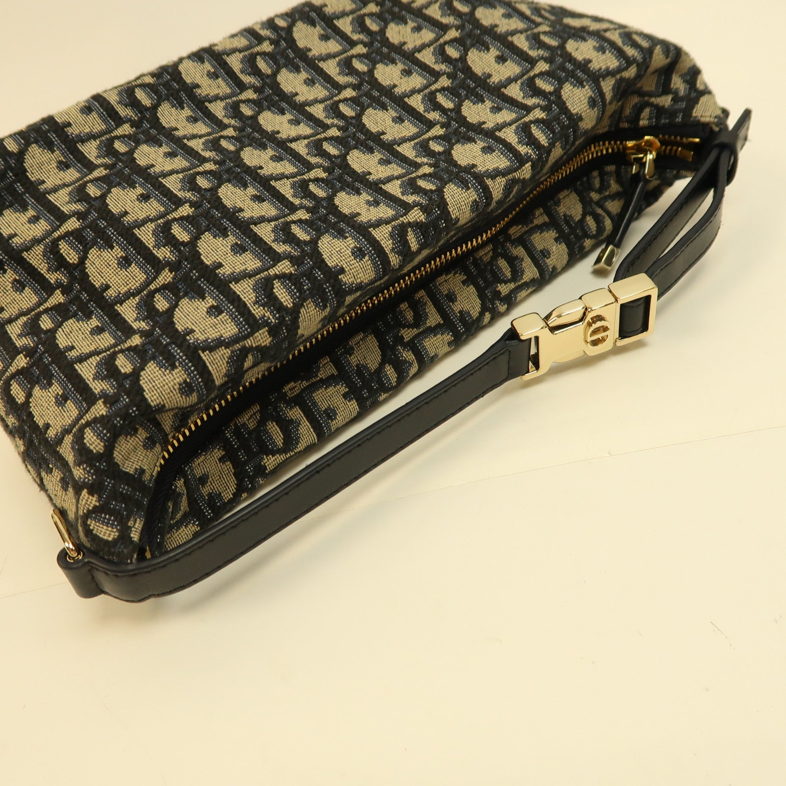 Dior 帆布Nomad Pouch金扣手挽袋藍色