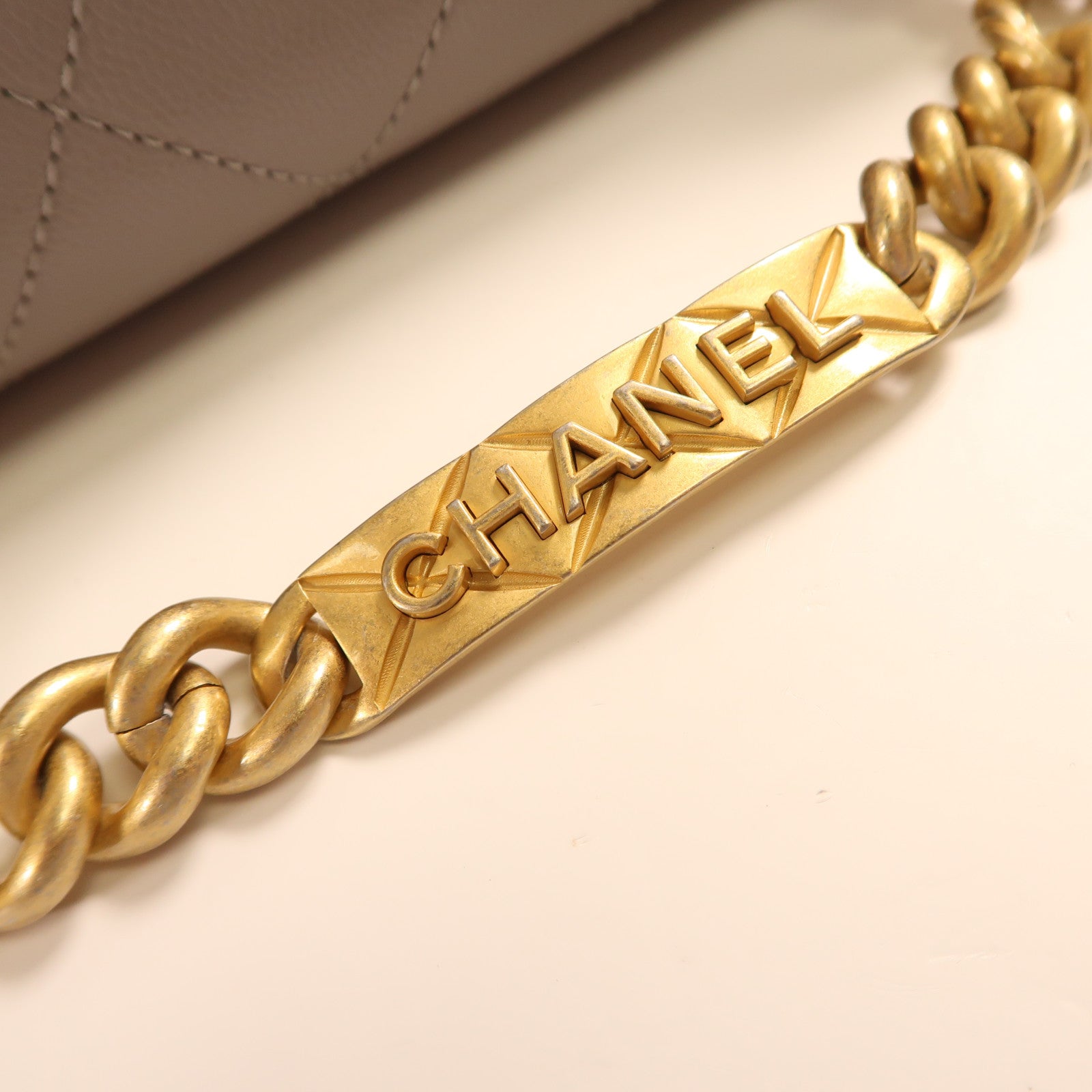 CHANEL 牛皮皮革Chain Shoulder金扣鏈帶肩背袋
