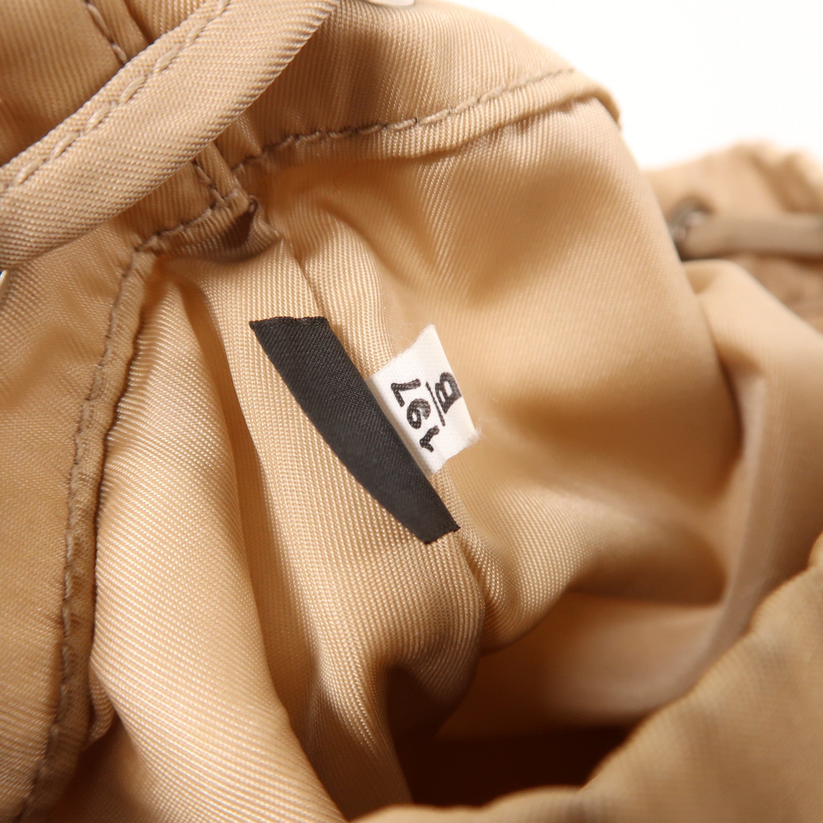 PRADA 尼龍Bucket Bag銀扣手拿包