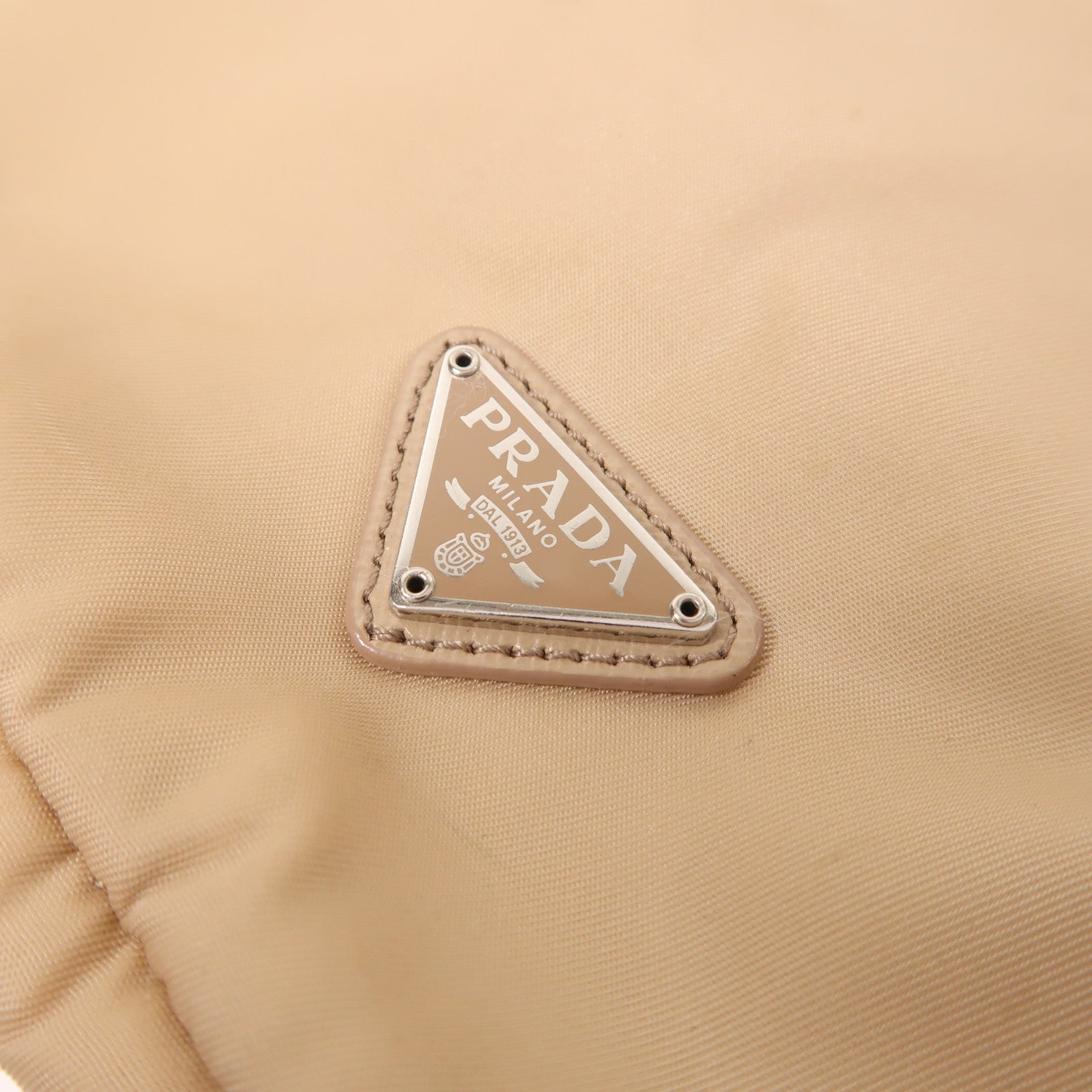 PRADA 尼龍Bucket Bag銀扣手拿包