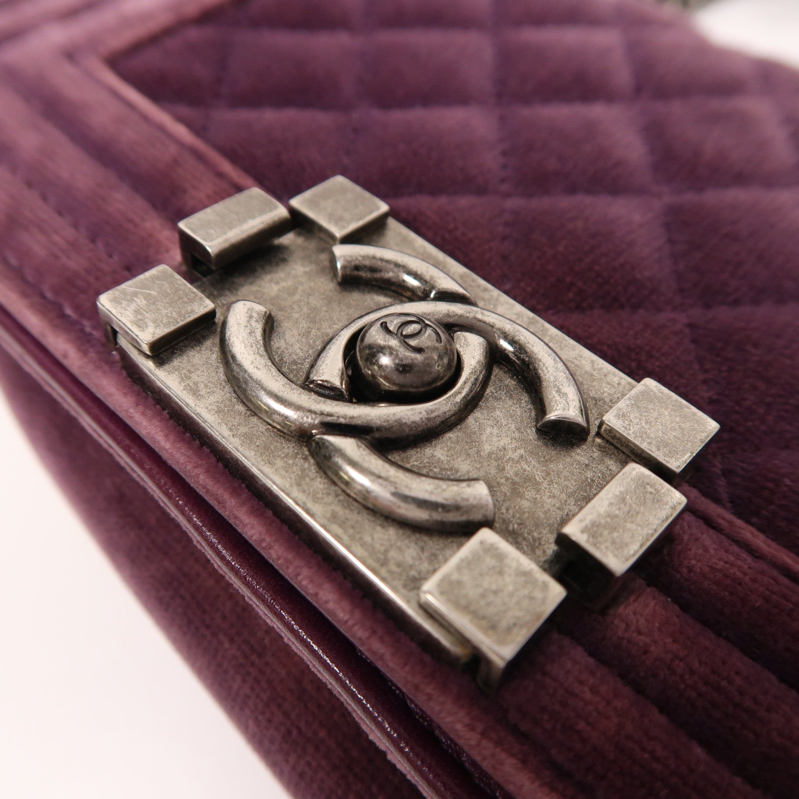 CHANEL Velvet Boy 20銀扣鏈帶肩背袋