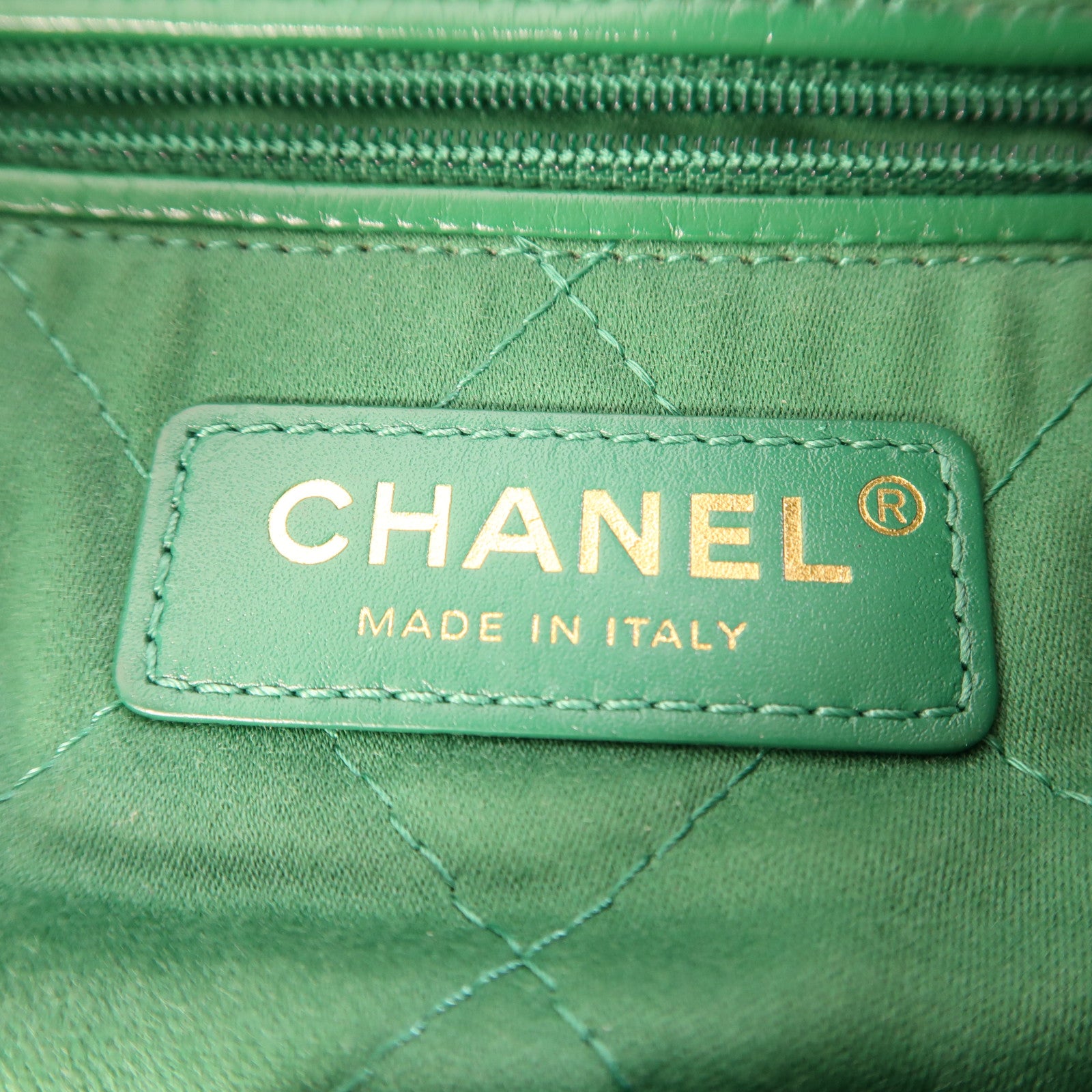 CHANEL 皮革Chanel 22 Small金扣鏈帶肩背袋