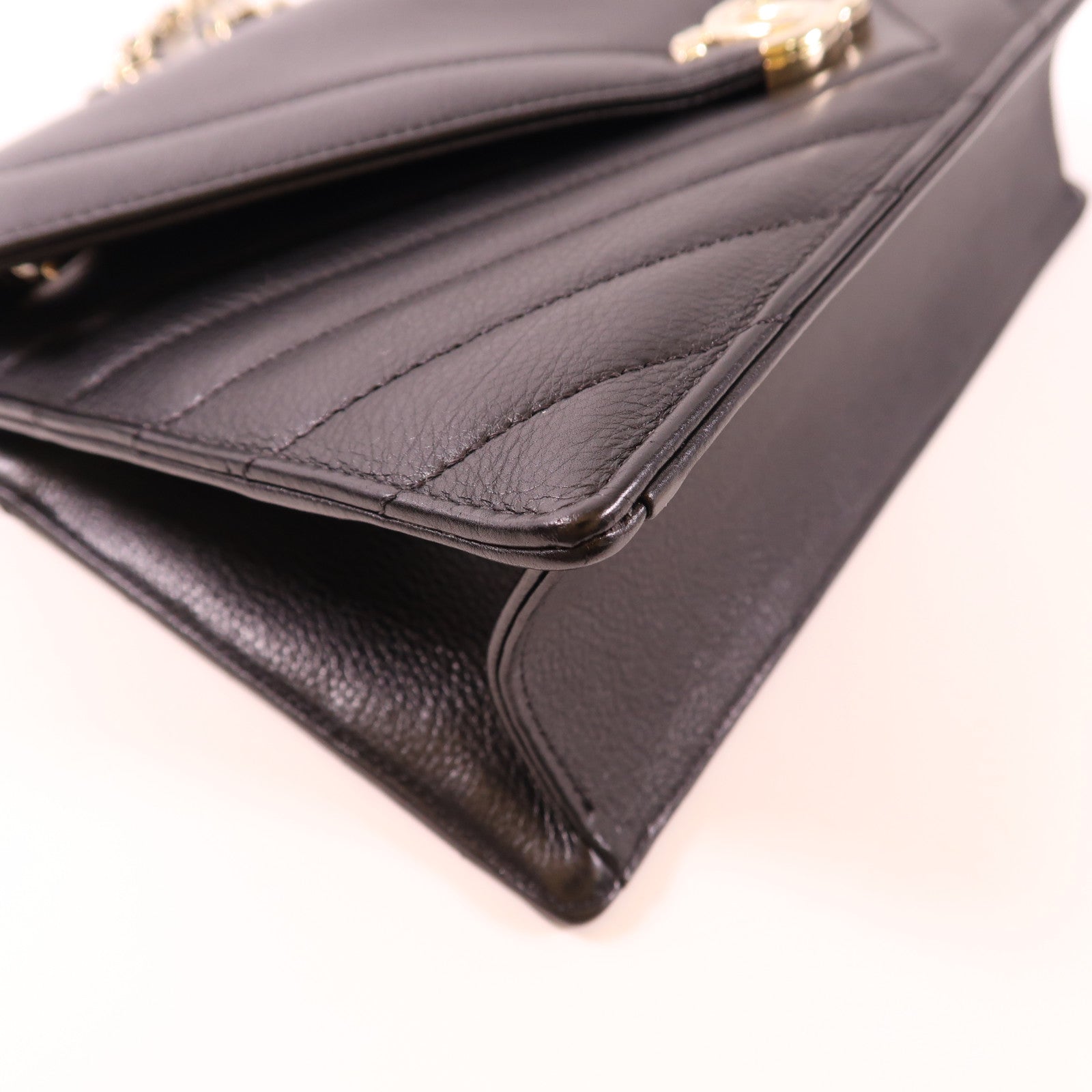 CHANEL 牛皮皮革Shoulder Bag金扣鏈帶肩背袋