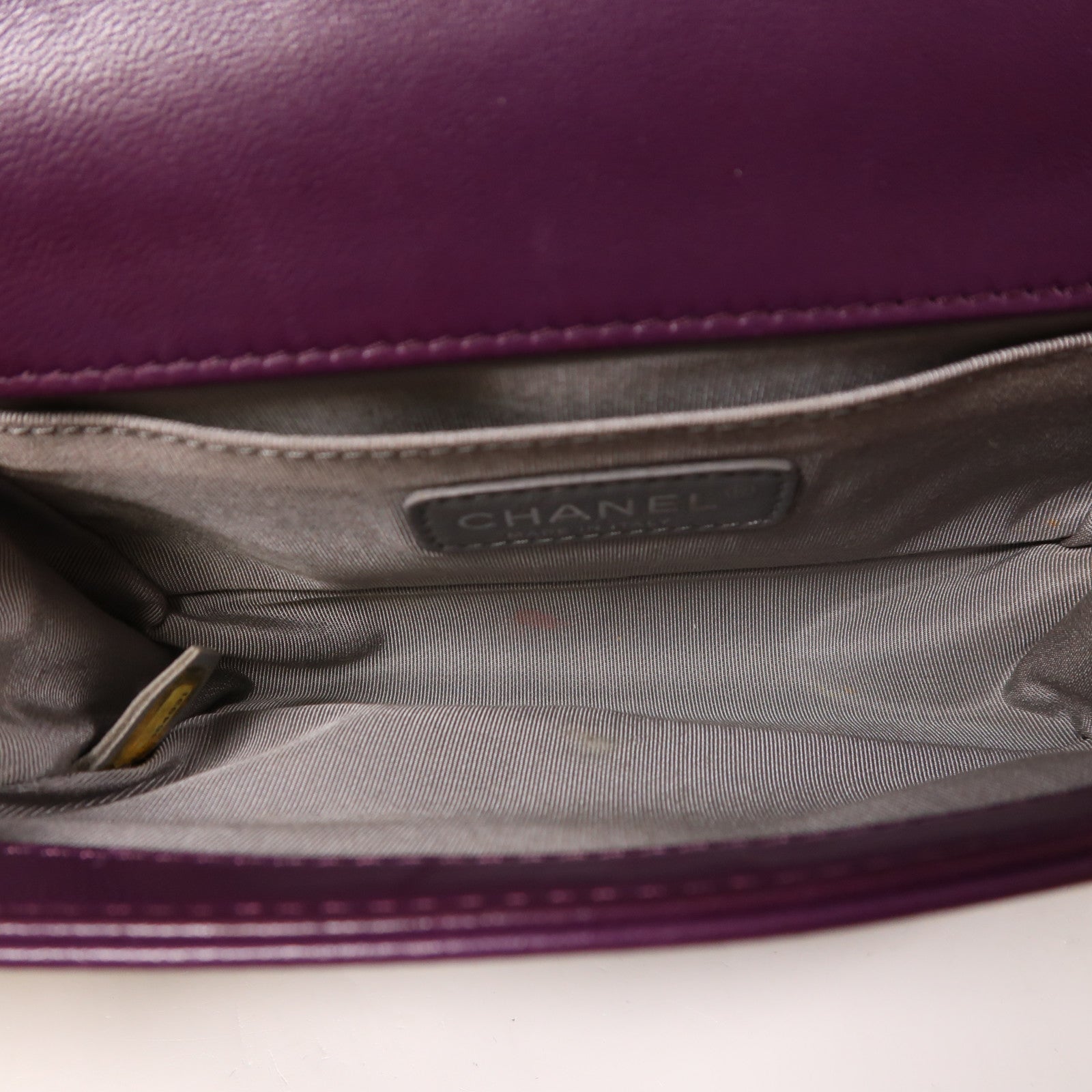 CHANEL Velvet Boy 20銀扣鏈帶肩背袋