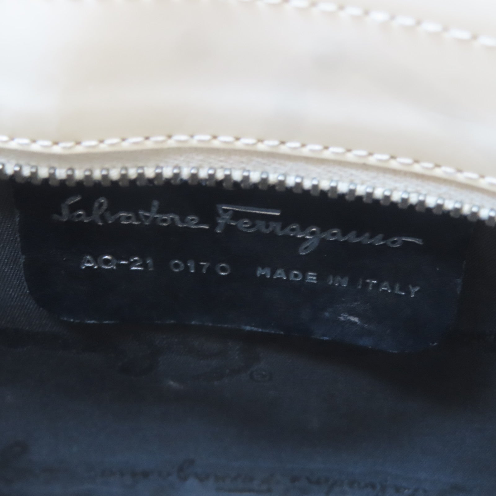 Salvatore Ferragamo 牛皮皮革Shoulder Bag銀扣手挽袋白色